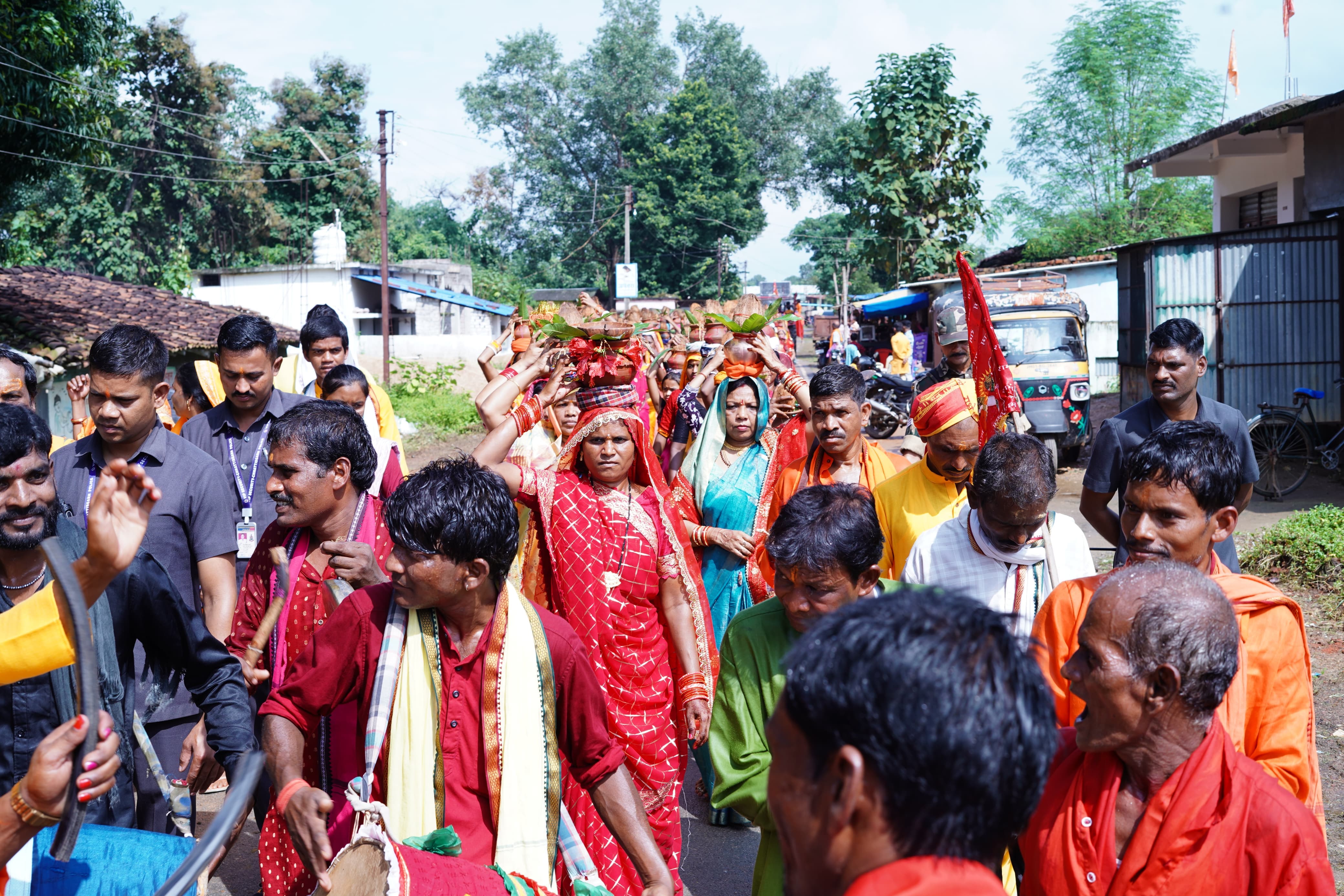 चोंगरीबहार में निकली विशाल कलश यात्रा, मुख्यमंत्री की धर्मपत्नी श्रीमती कौशल्या साय हुईं शामिल, जगह-जगह विराजे मां भवानी, भक्तिमय माहौल में गूंजे जयकारे....