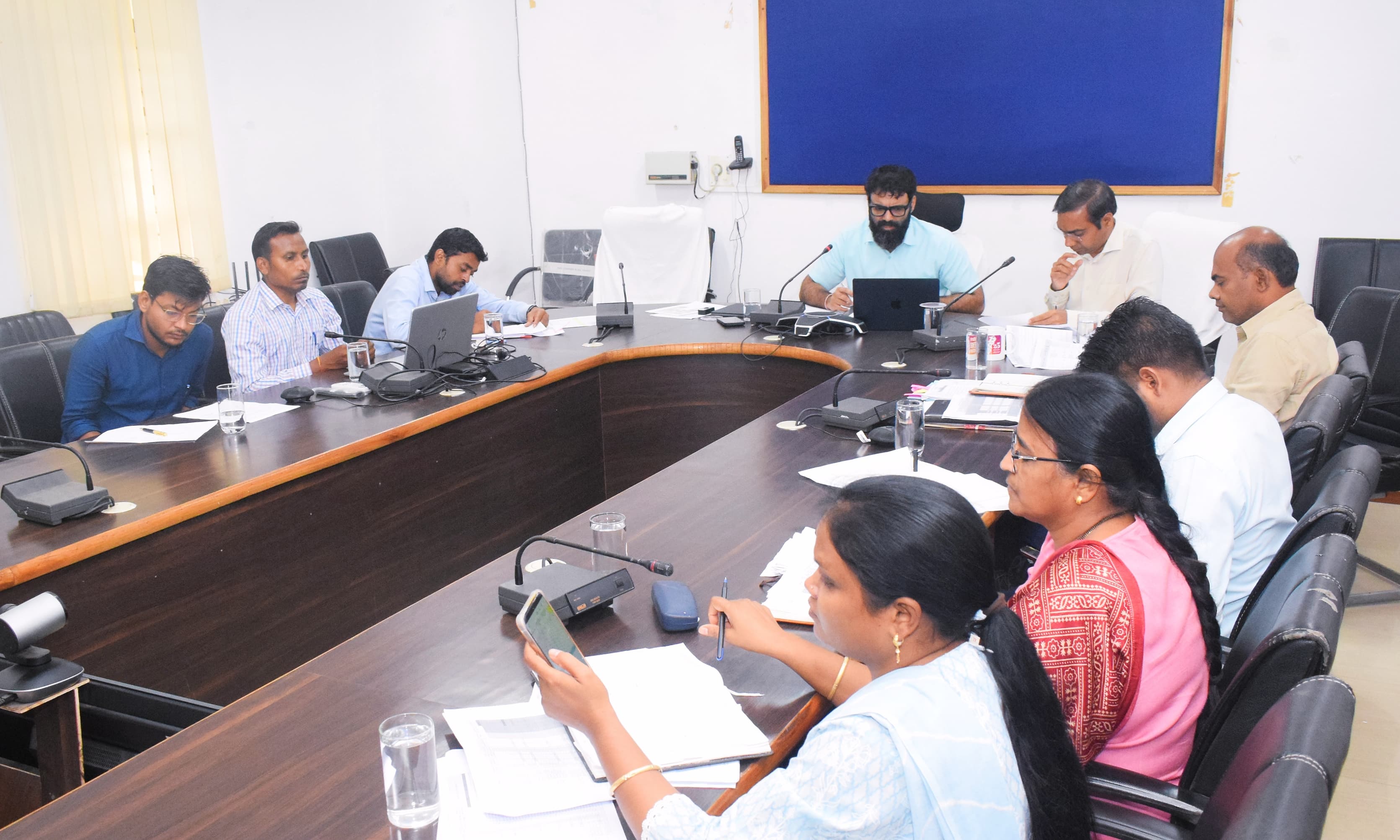 कलेक्टर रोहित व्यास ने राजस्व विभाग की बैठक ले&nbsp;राजस्व प्रकरणों का शत-प्रतिशत निराकरण समयसीमा में सुनिश्चित करने के दिए निर्देश