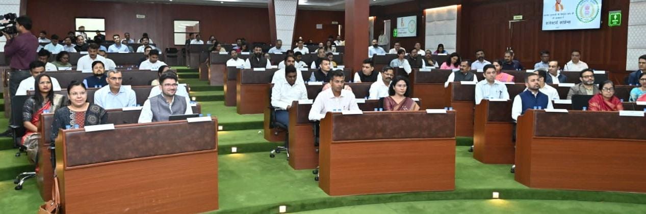 मुख्यमंत्री श्री साय ने कलेक्टर्स कॉन्फ्रेंस में दिखाई सख्ती&nbsp;चली 9 घंटे मैराथन बैठक....सुशासन, पारदर्शिता और जनहित योजनाओं पर मंथन हुआ