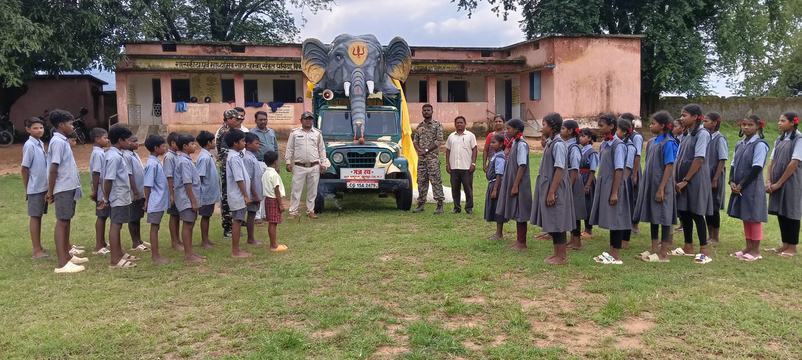 गजरथ यात्रा के माध्यम से 9800 छात्रों को हाथी के व्यवहार एवं गतिविधि की दी गई जानकारी
