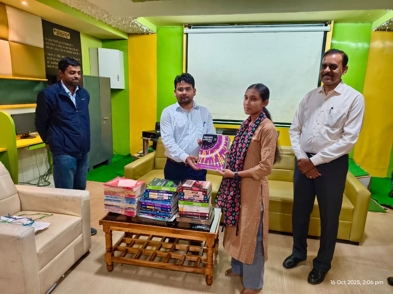 संकल्प शिक्षण संस्थान में विद्यार्थियों को जिला सीईओ ने किया मोटिवेट&mdash; जेईई और नीट की पुस्तकों का किया वितरण