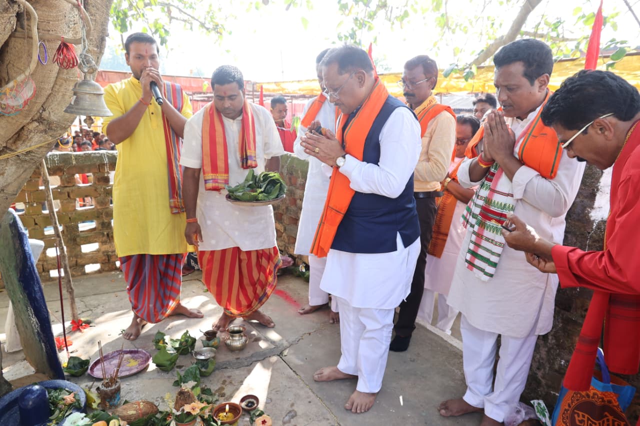 मुख्यमंत्री श्री साय लैलूंगा के भुईयांपानी में दीप महोत्सव कार्यक्रम में हुए शामिल.....