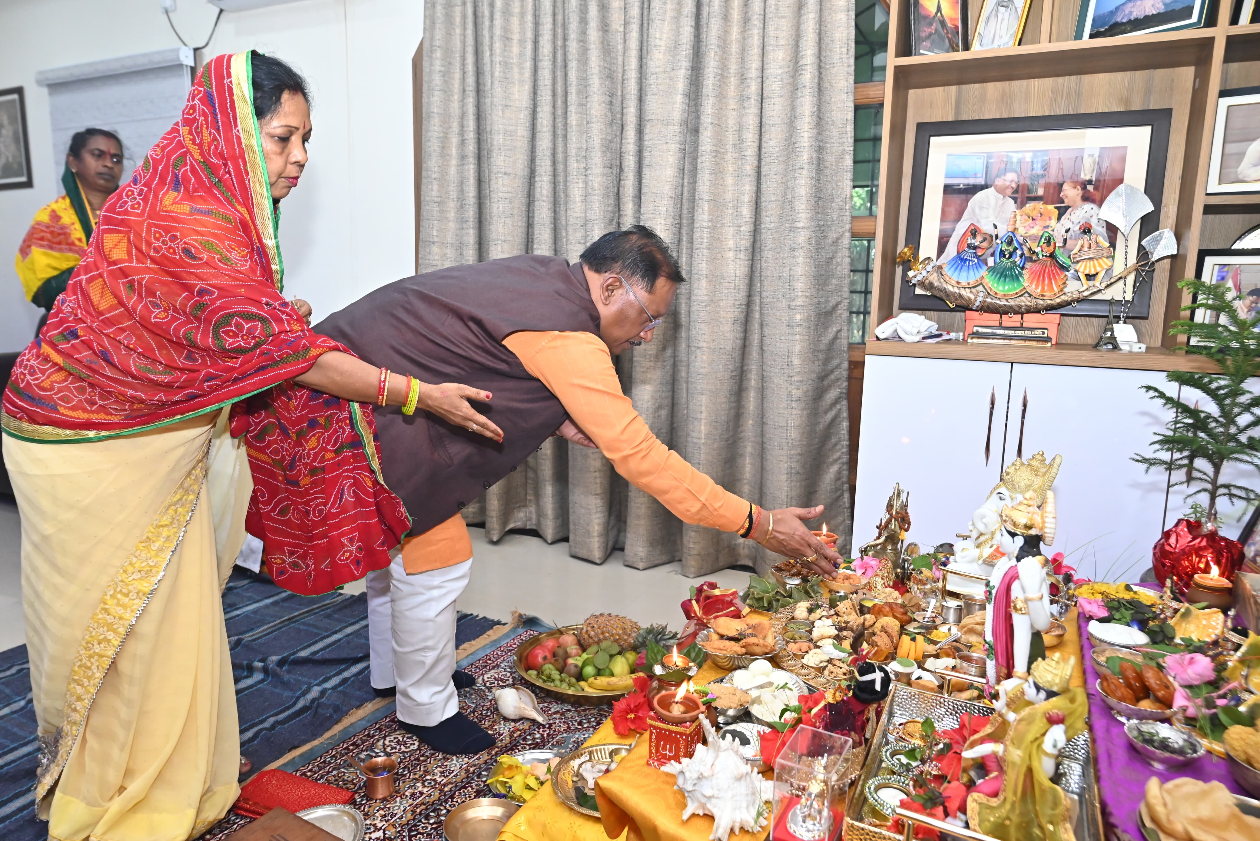 प्रतीक स्वरूप गोवर्धन पर्वत की मुख्यमंत्री ने पूजा अर्चना कर प्रदेश के सुख समृद्धि और खुशहाली की कामना की&nbsp;
