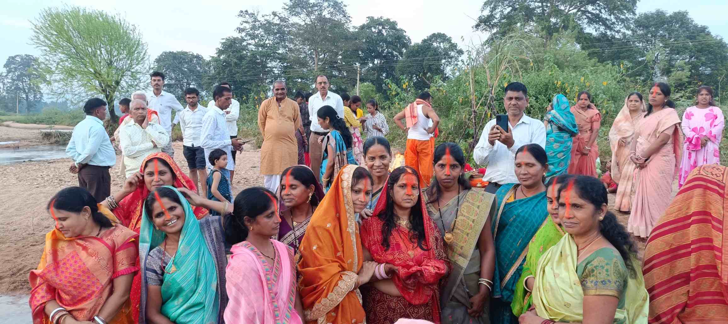 छठ पूजा का आज तीसरा दिन है, व्रतियों ने अस्ताचलगामी सूर्य को अर्घ्य देकर सुख-शांति की कामना की