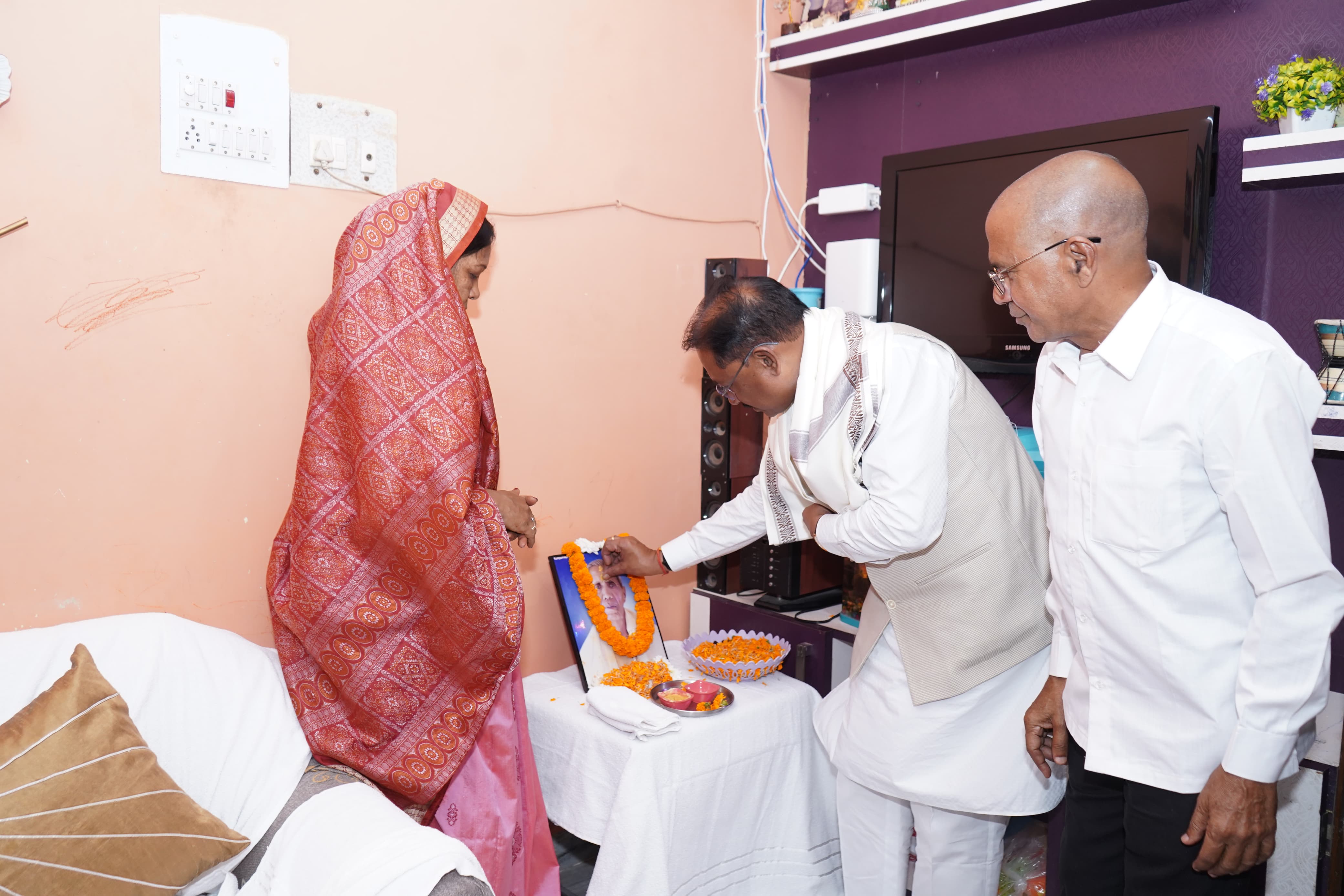 मुख्यमंत्री श्री विष्णुदेव साय ने स्वर्गीय मथुरा साव को दी श्रद्धांजलि