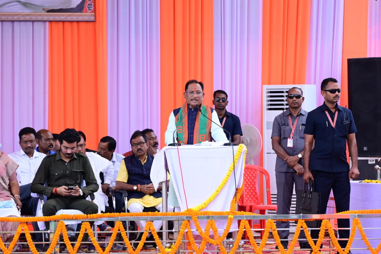 आत्मनिर्भर भारत संकल्प अभियान फरसाबहार में मुख्यमंत्री श्री विष्णुदेव साय का स्वदेशी उपयोग को बढ़ावा देने का किया आग्रह