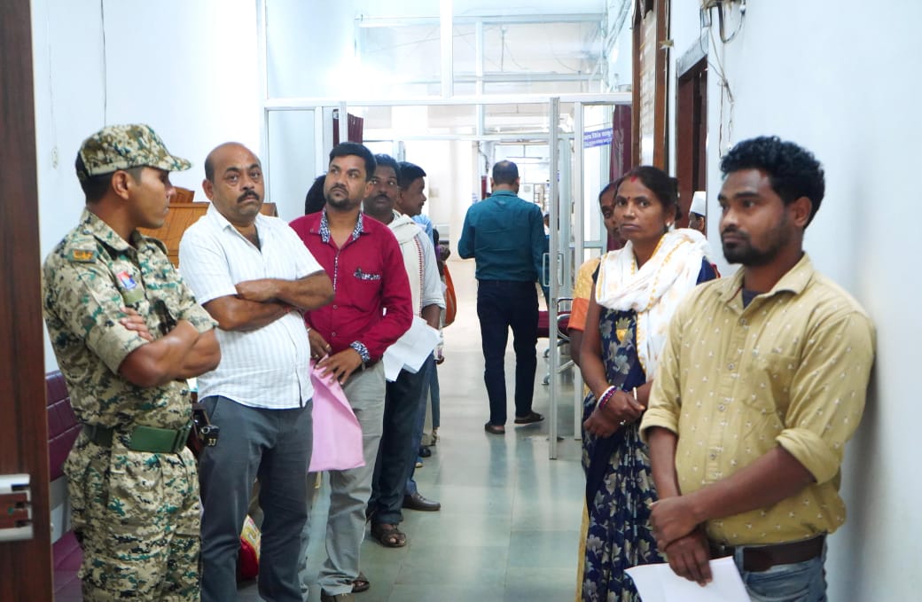 साप्ताहिक जनदर्शन में कलेक्टर ने सुनी लोगों की समस्या&nbsp;आवेदनों का निराकरण गंभीरता से करने के निर्देश&nbsp;