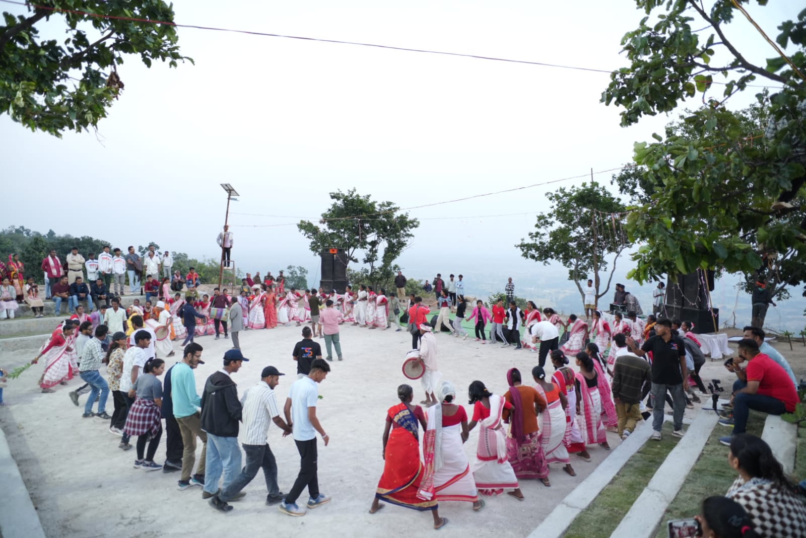 जशपुर जम्बूरी के आदर सत्कार से पर्यटक हुए खुश,चांदनी रात में आसमान में सितारों के नीचे पर्यटक स्टार ग्रेजिंग का लिया आनंद&nbsp;