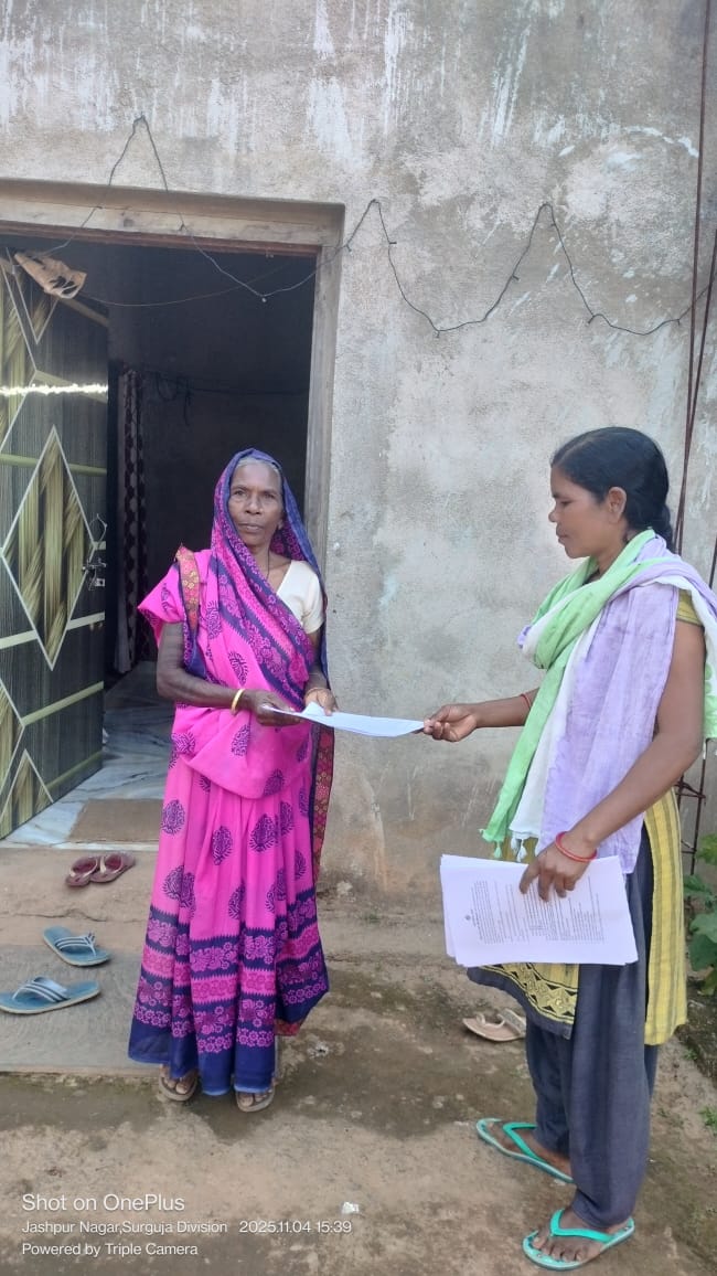 एसआईआर : जिले के सभी विधानसभा क्षेत्रों में घर-घर जा रहे बीएलओ, गणना प्रपत्र और घोषणा प्रपत्र देने के साथ दस्तावेज कर रहे संकलित