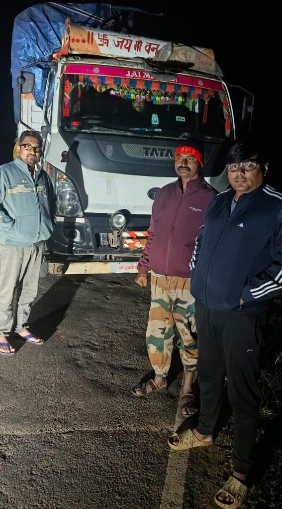 कलेक्टर श्री व्यास के निर्देश पर अवैध धान पर कार्रवाई जारी,राजस्व और खाद्य विभाग की संयुक्त कार्रवाई में सिमडेगा से आ रही &nbsp;300 बोरी &nbsp;अवैध धान जप्त