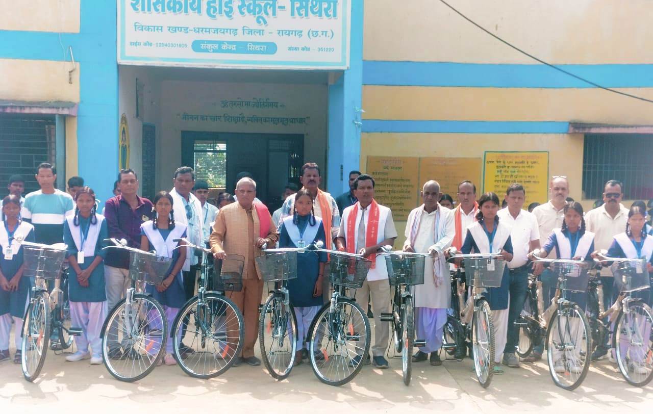 शासकीय हाईस्कूल सिथरा की 24 छात्राओं को ,लोकसभा सांसद श्री राधेश्याम राठिया के द्वारा किया साइकिल वितरण