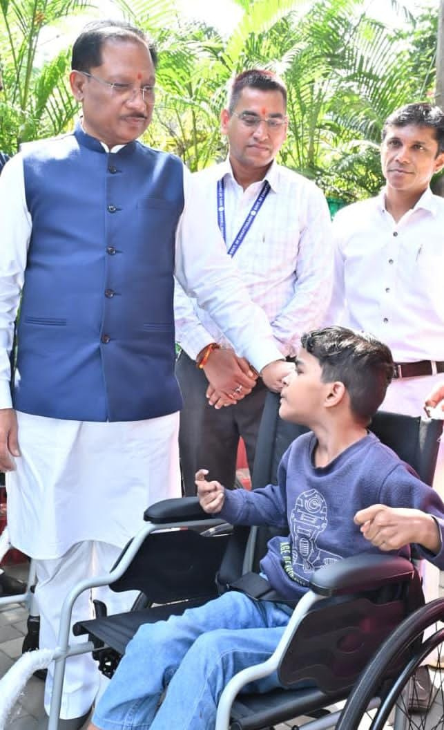 पैरों से चित्र उकेरने वाली पूनम बिटिया के जीवन में मुख्यमंत्री ने भरी नई उम्मीद &mdash; अब विशेष विद्यालय में मिलेगा शिक्षण और छात्रवृत्ति