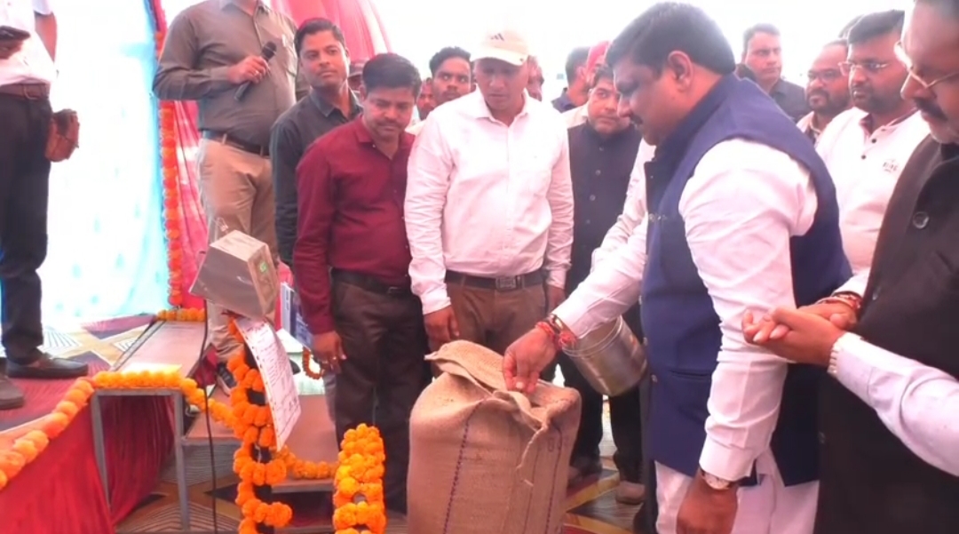 कैबिनेट मंत्री श्री यादव ने रायगढ़ जिले के कोड़ातराई में धान खरीदी योजना का किया शुभारंभ,31 सौ रुपए समर्थन मूल्य देने वाला छत्तीसगढ़ देश का पहला राज्यः कैबिनेट मंत्री गजेन्द्र यादव