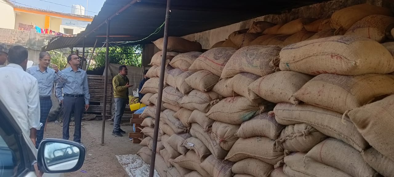 अवैध धान परिवहन और भंडारण पर प्रशासन की सख्त कार्रवाई जारी,तीन अलग-अलग जगहों पर बाइस बोरी से अधिक धान जप्त