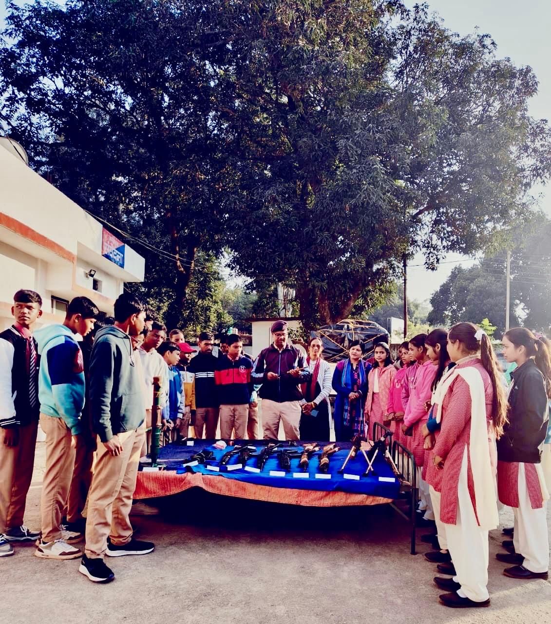 पुलिस विभाग के द्वारा चलाए जा रहे बाल सुरक्षा सप्ताह के अंतर्गत संकल्प के बच्चों ने किया थाने का भ्रमण&nbsp;