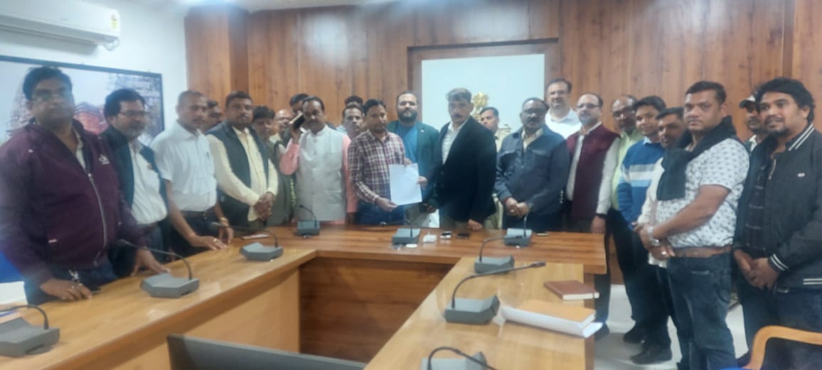 कबीरधाम में सहकारी समिति प्रबंधकों और ऑपरेटर्स की हड़ताल स्थगित,कलेक्टर श्री गोपाल वर्मा को संघ ने हड़ताल स्थगन का सौंपा पत्र, 21 नवंबर लौटेंगे काम पर