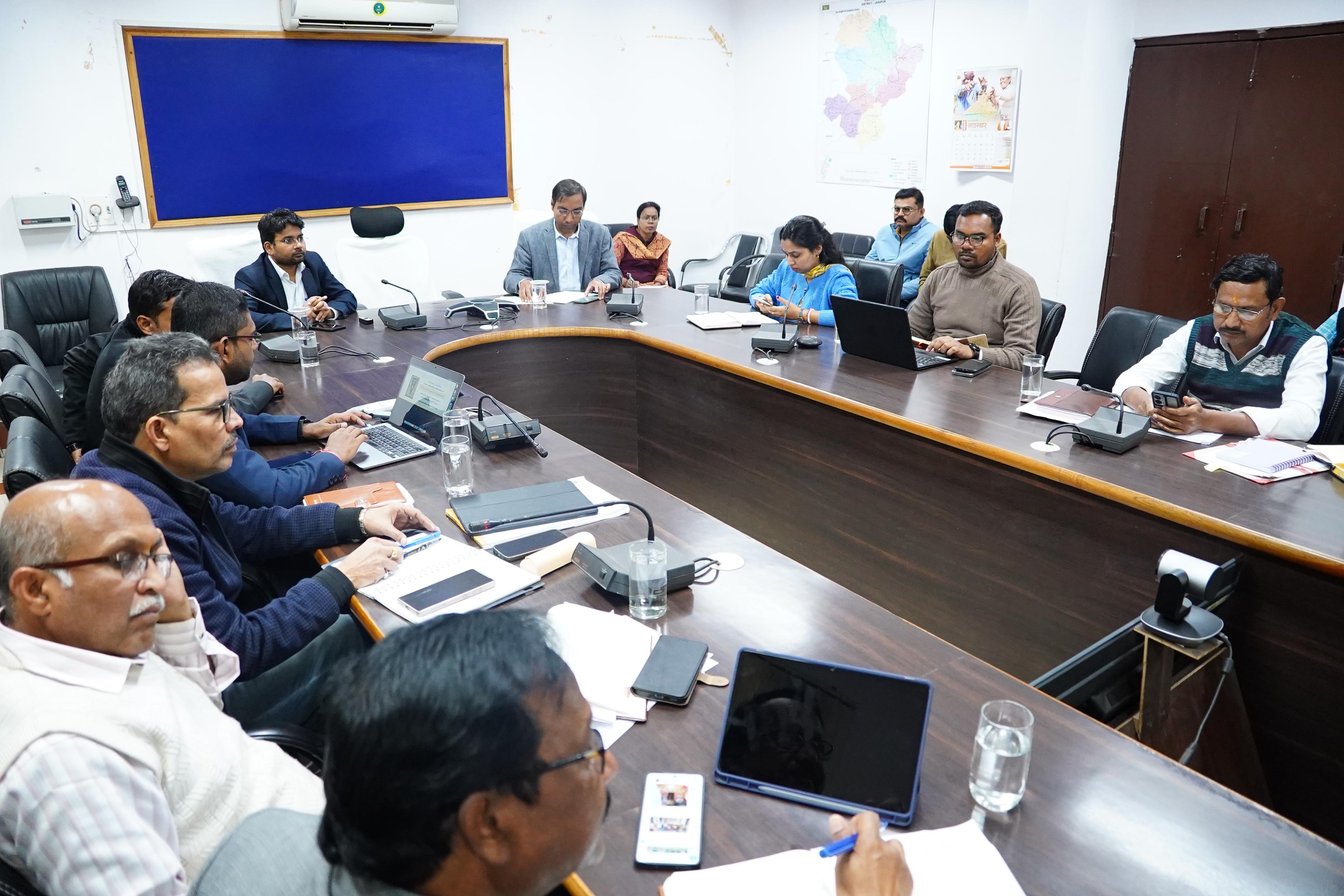 साप्ताहिक समय सीमा की बैठक मे जिला पंचायत सीईओ ने लंबित आवेदनों का निराकरण गंभीरता से करने के दिए निर्देश