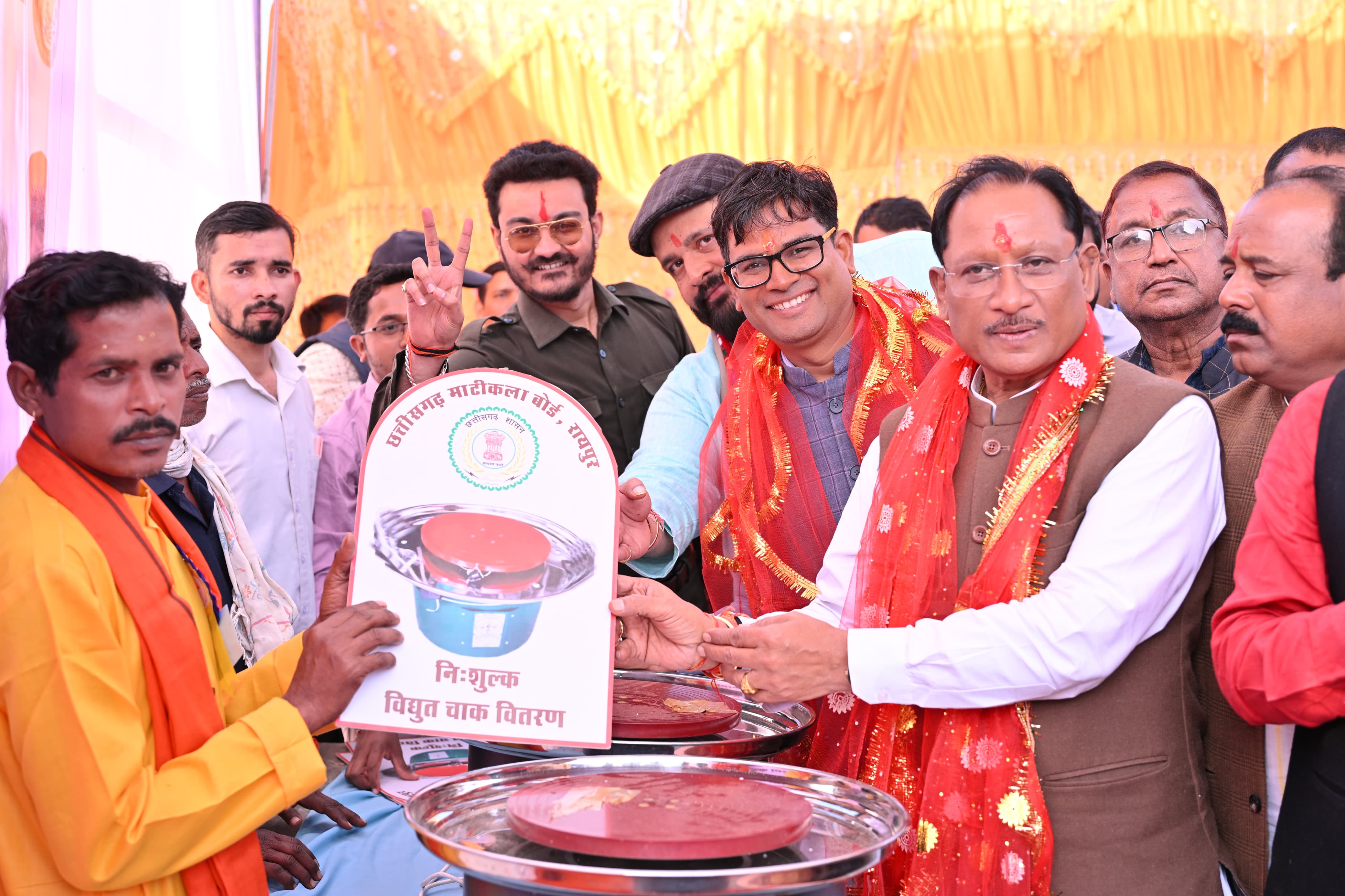 मुख्यमंत्री ने कुम्हार समाज के श्री विष्णु महायज्ञ चक्र पूजा कार्यक्रम में शामिल हुए,कुम्हारों को इलेक्ट्रानिक चाक मशीन का किया वितरण,