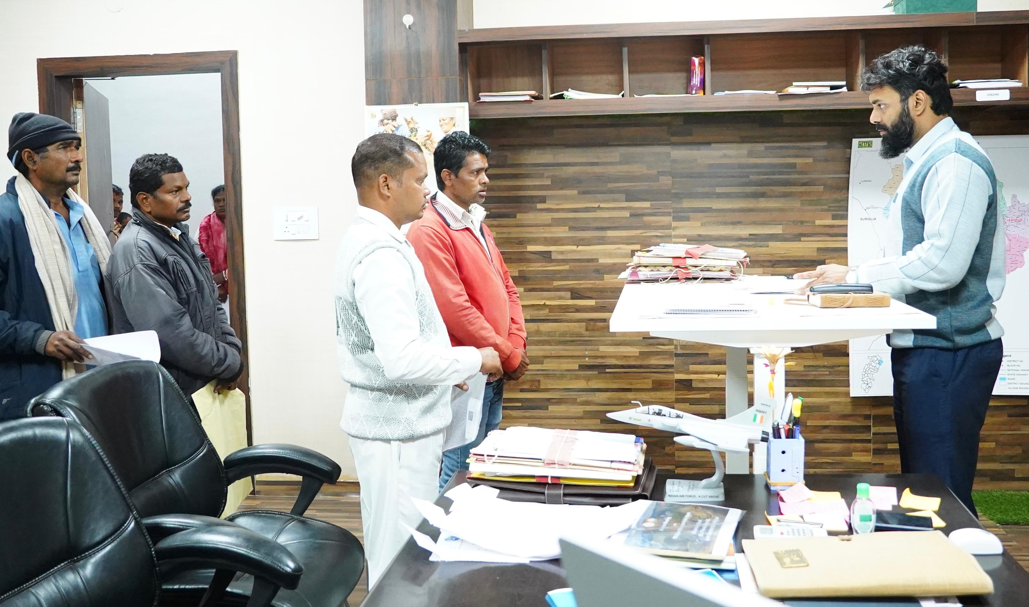 कलेक्टर श्री रोहित व्यास ने जनदर्शन में सुनी आमजन की समस्याएँ,अधिकारियों को निराकरण के दिए निर्देश