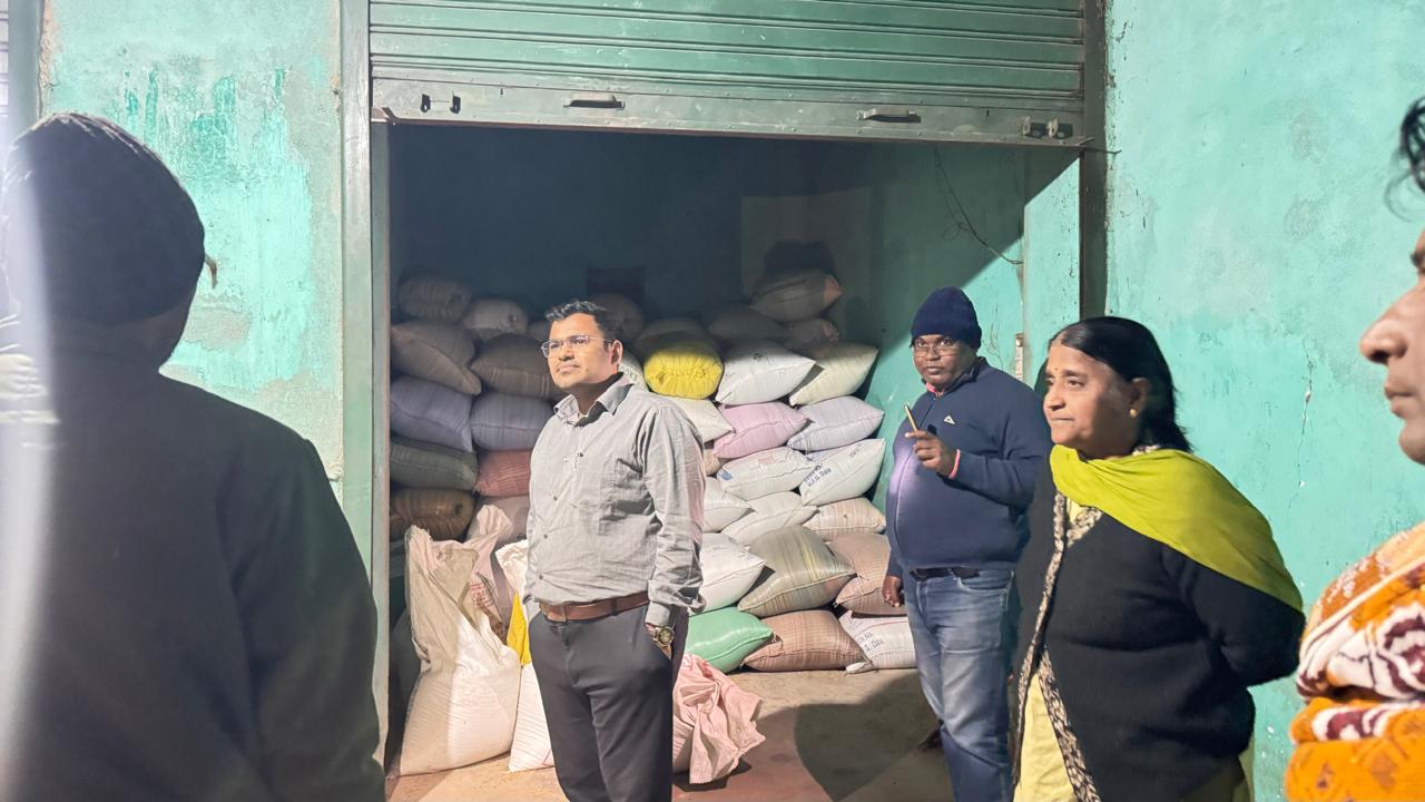 सहायक कलेक्टर श्री अनिकेत अशोक ने धान बैरियर का किया निरीक्षण,वाहन की कड़ाई से जांच करने तथा वाहनों का पूरा रिकॉर्ड संधारित करने के दिए निर्देश