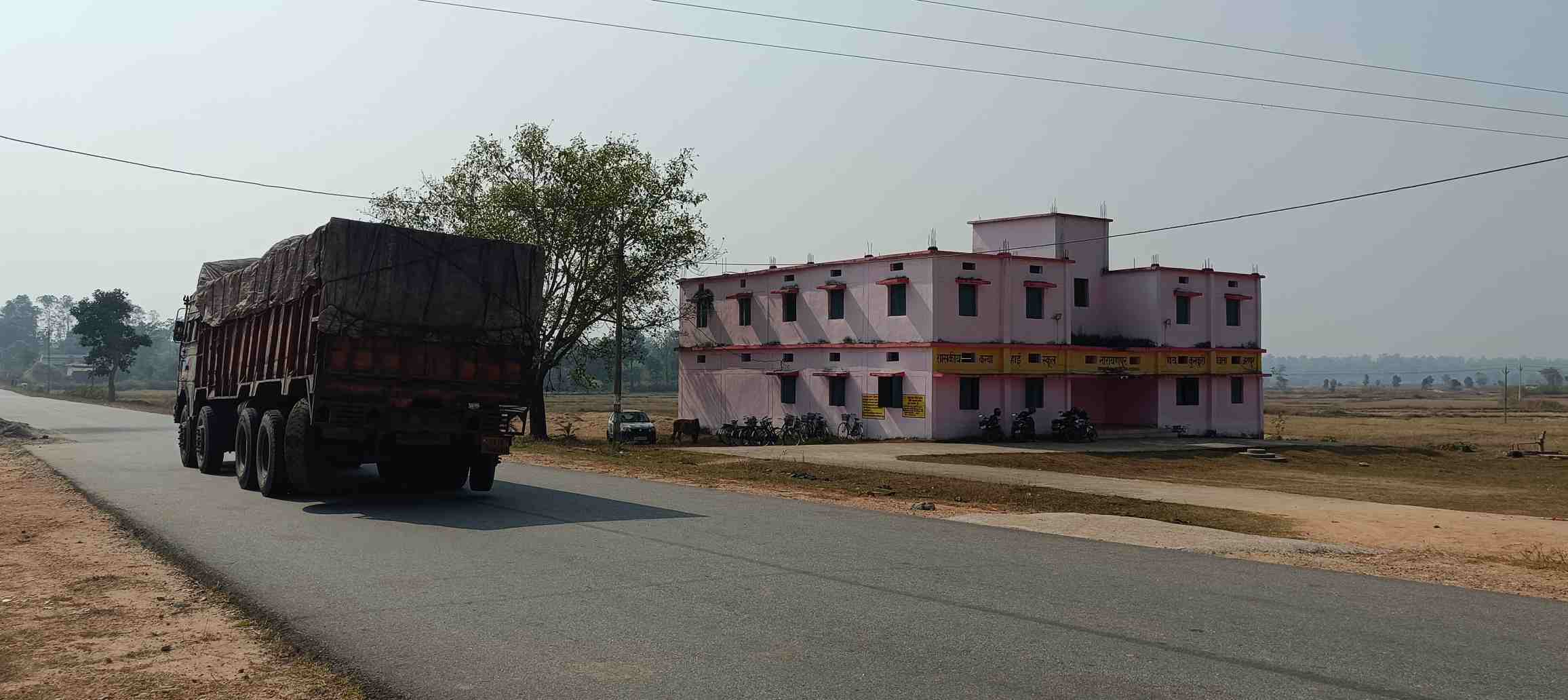 कन्या हाई स्कूल की बाउंड्रीवाल न होने से छात्राओं की सुरक्षा से हो रहा खिलवाड़,चारदीवारी नहीं रहने के कारण बच्चों को कई समस्याओं का करना पड़ रहा सामना,खेलने का भी नही है सुरक्षित जगह.....