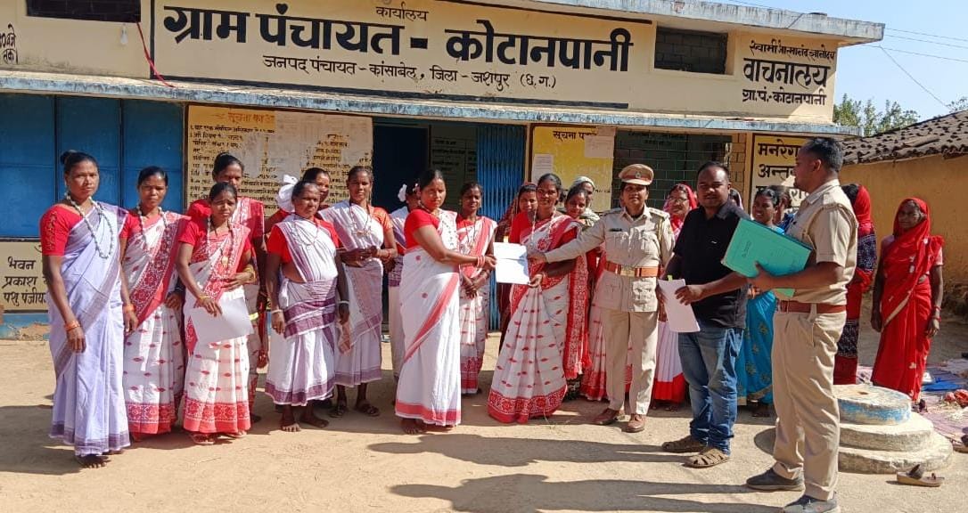 महिला स्व-सहायता समूहों को वन मण्डल जशपुर द्वारा जस्क्राफ्ट निर्माण हेतु 10 लाख की चक्रीय निधि प्रदान