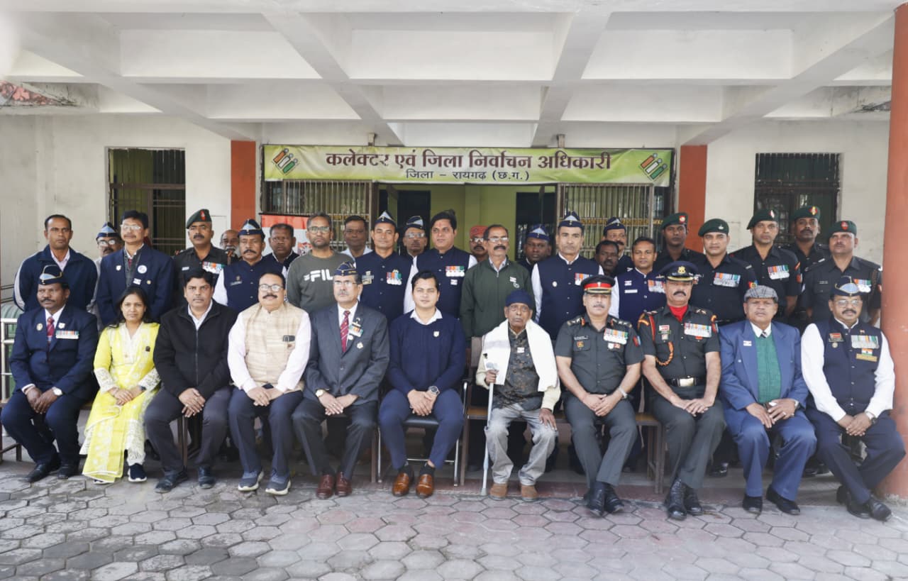 वीर शहीदों की स्मृति में तथा सेवारत और भूतपूर्व सैनिकों के सम्मान में मनाया गया सशस्त्र सेना झंडा दिवस