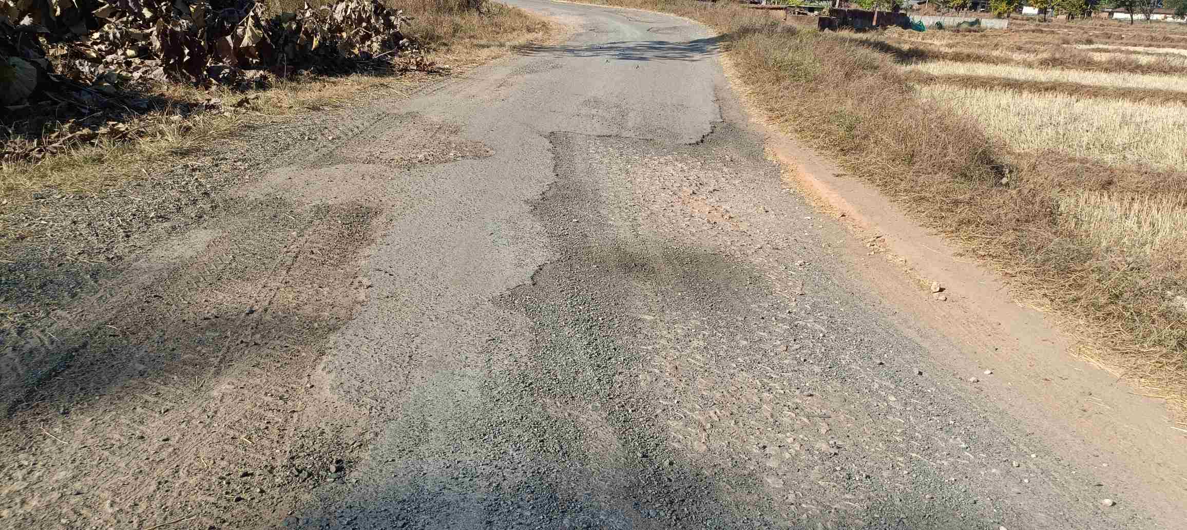 गड्ढों का राज, सड़क नदारद: सुतरी&ndash;बरटोली प्रधानमंत्री सड़क की हालत बदहाल, आवागमन में भारी परेशानी