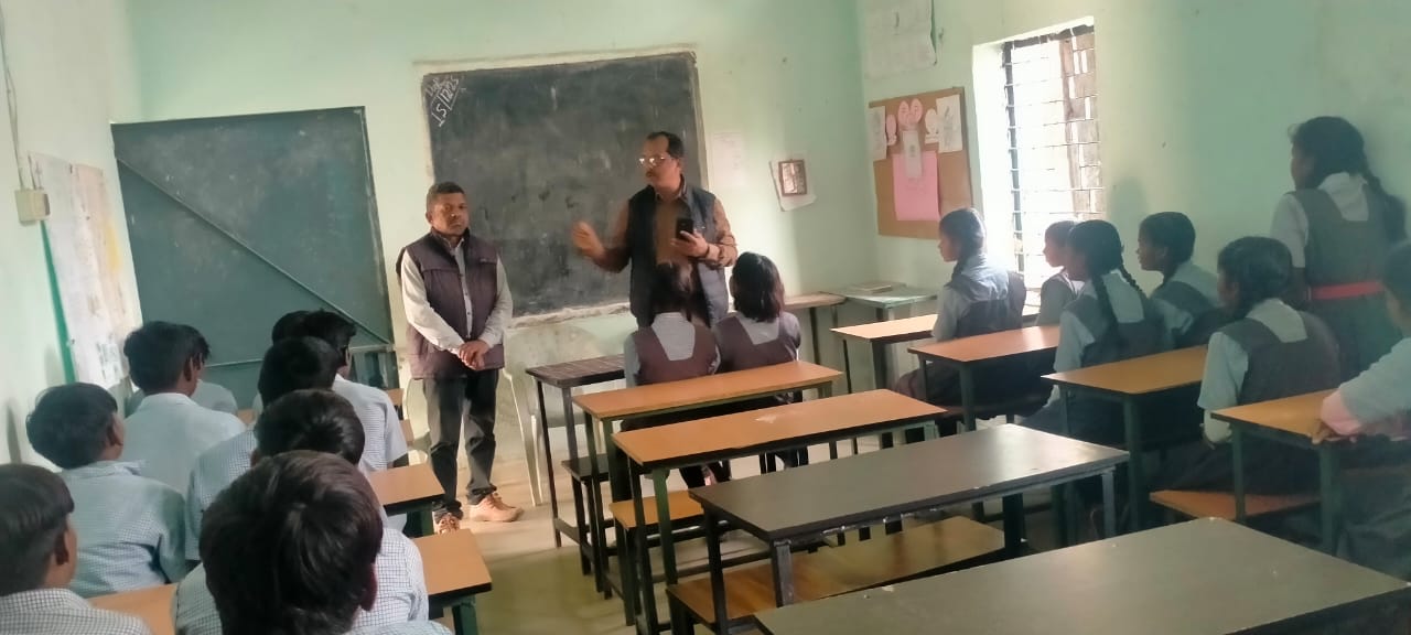 जिला पंचायत अध्यक्ष श्री साय ने शा. मा.शाला पुसरा का किया निरीक्षण,आज के बच्चे ही कल का भविष्य&rdquo; &mdash; विद्यार्थियों से संवाद कर सालिक साय ने बढ़ाया उत्साह