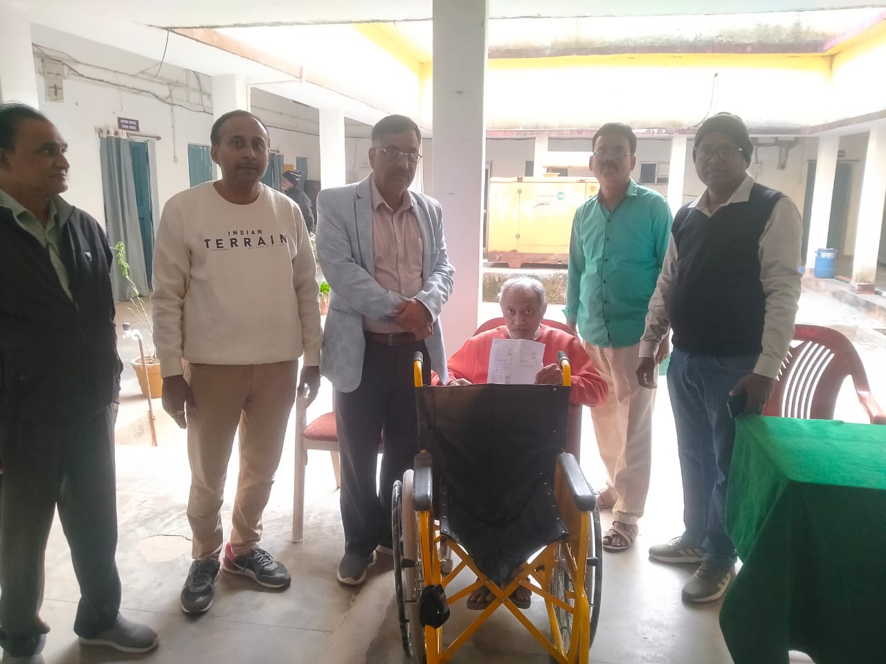 सुशासन शिविर आमजन की समस्याओं&nbsp; के त्वरित समाधान का बना सशक्त माध्यम,ठेठेटांगर में दिव्यांग शिव सिन्हा को मिला व्हीलचेयर और छड़ी