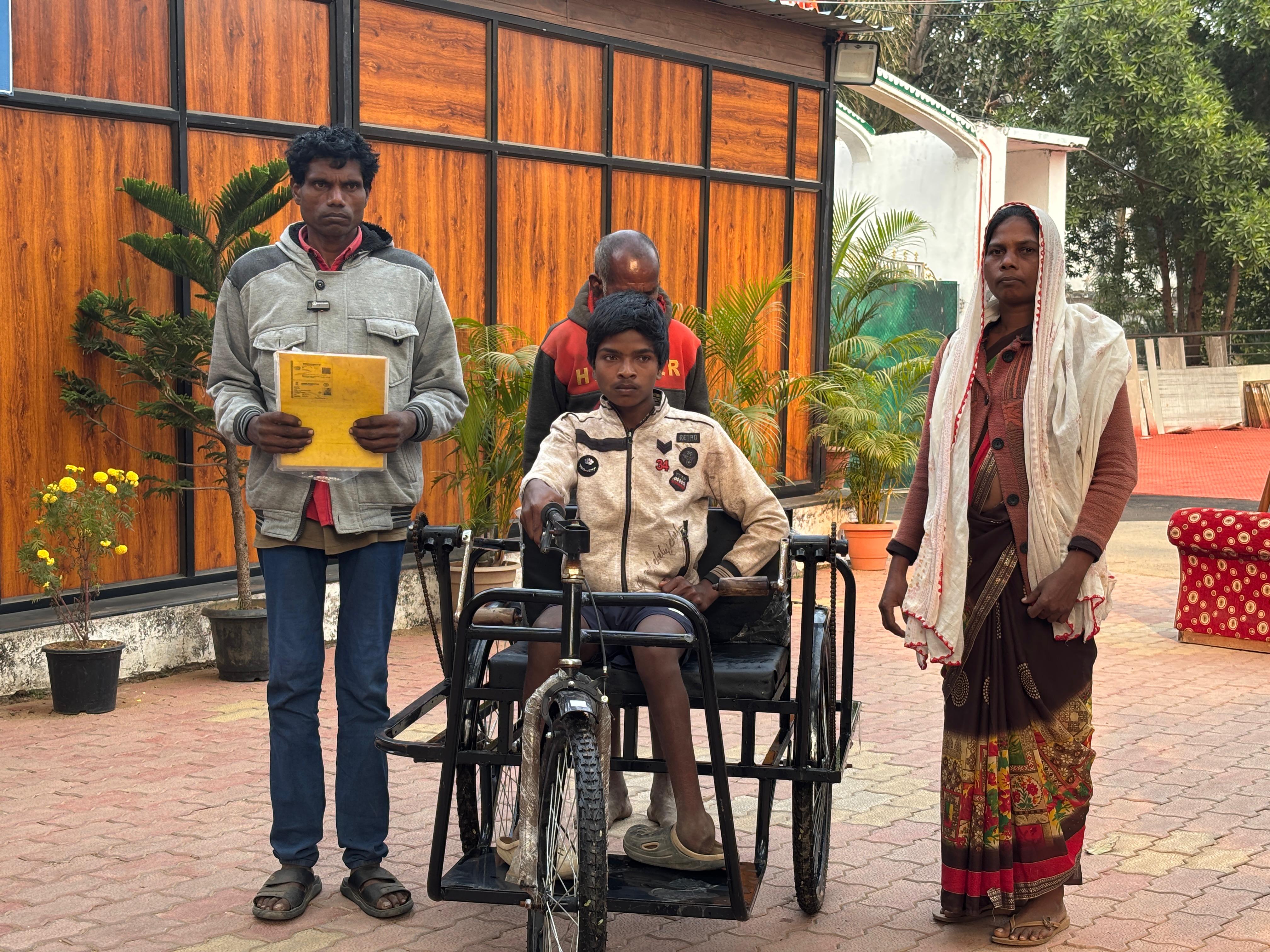 मुख्यमंत्री की संवेदनशील पहल से शिक्षा की ओर एक मजबूत कदम: ट्राई सायकल मिलने से बदली दिव्यांग छात्र कुलदीप की जिंदगी,अब नियमित रूप से जा सकेगा स्कूल