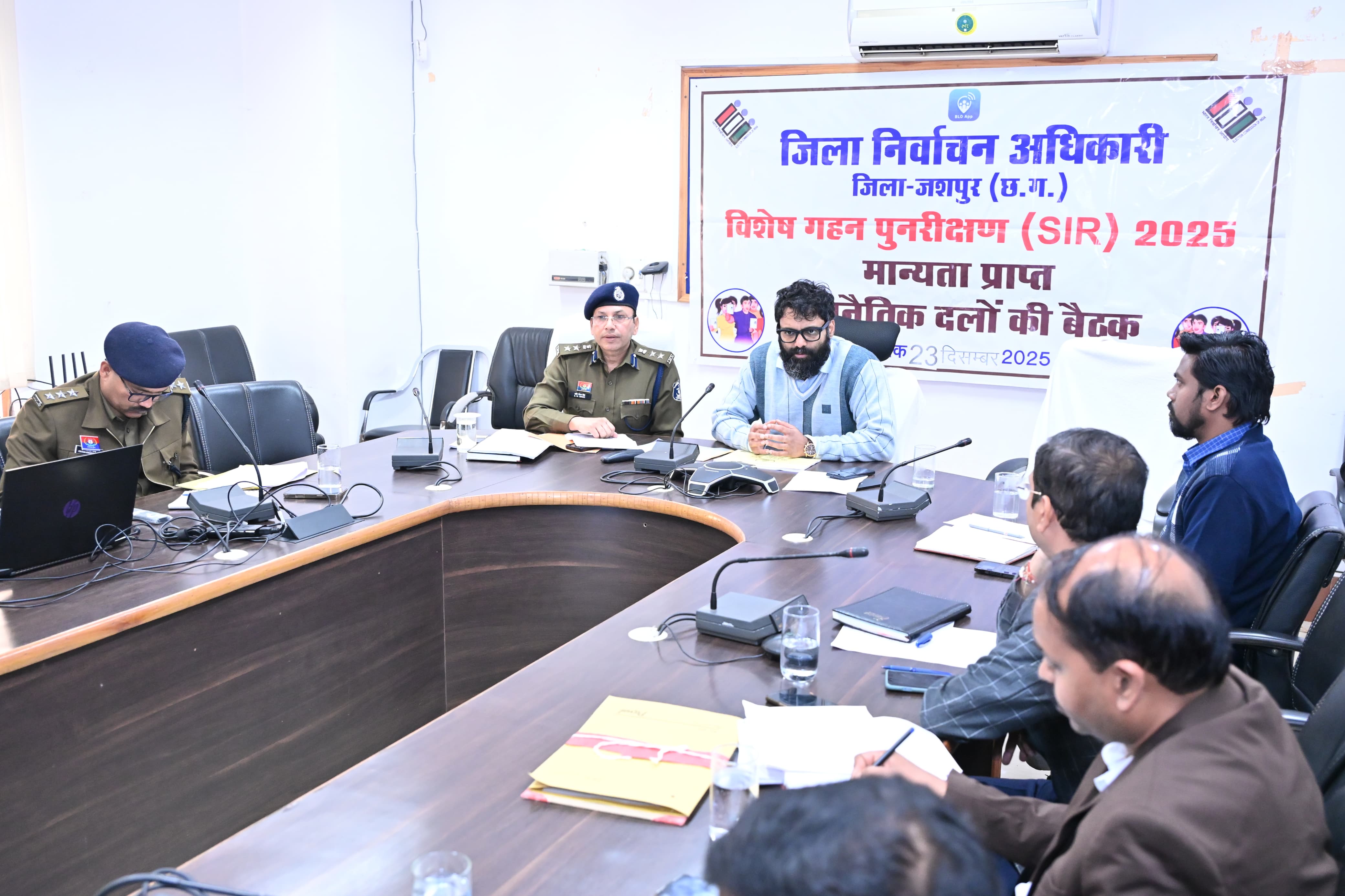 "कलेक्टर और एसएसपी ने सड़क सुरक्षा पर कसा शिकंजा: बिना हेलमेट, सीटबेल्ट और शराबी ड्राइविंग पर करें सख्त कार्रवाई!"