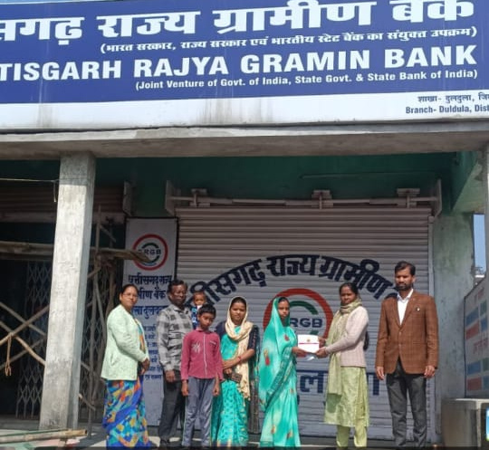 मुख्यमंत्री श्री विष्णुदेव साय के निर्देश पर मृतक के परिजन को मिली प्रधानमंत्री सुरक्षा बीमा योजना के तहत 2 लाख रुपये की बीमा राशि,सीएम कैंप कार्यालय बगिया में आवेदन के बाद मिला त्वरित न्याय