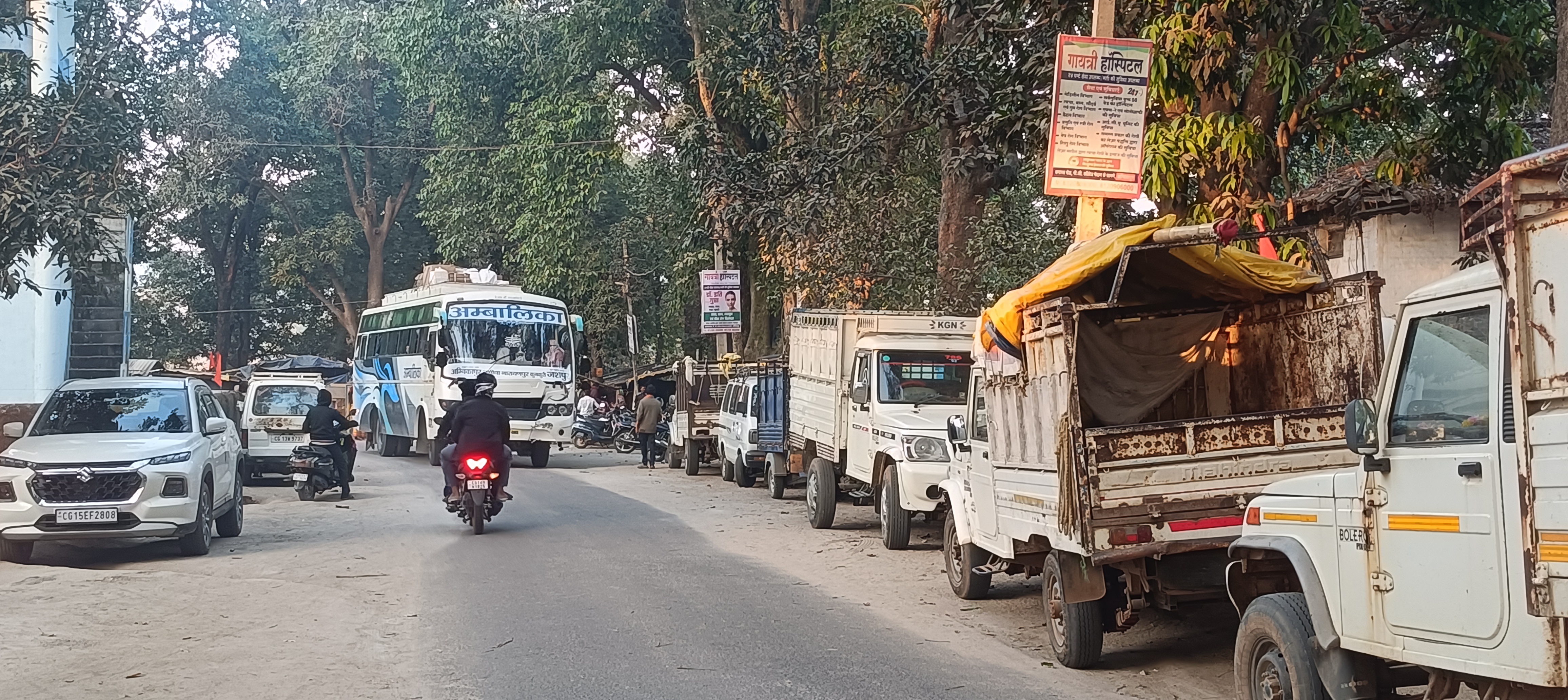 नारायणपुर में साप्ताहिक बाजार के दिन ट्रैफिक व्यवस्था चरमराई,पुलिस की चुप्पी से बढ़ी आमजन की परेशानी