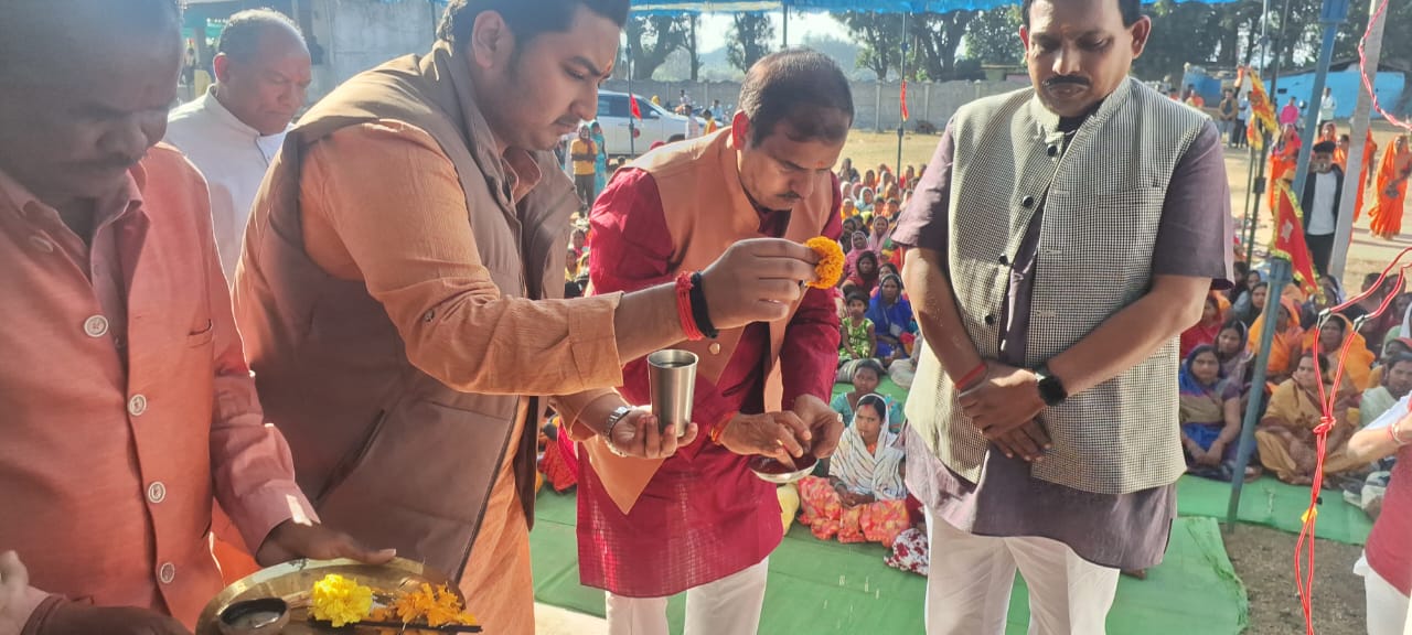 रायकेरा में विशाल हिंदू सम्मेलन संपन्न,सनातन संस्कृति की रक्षा व सामाजिक एकता पर दिया गया जोर