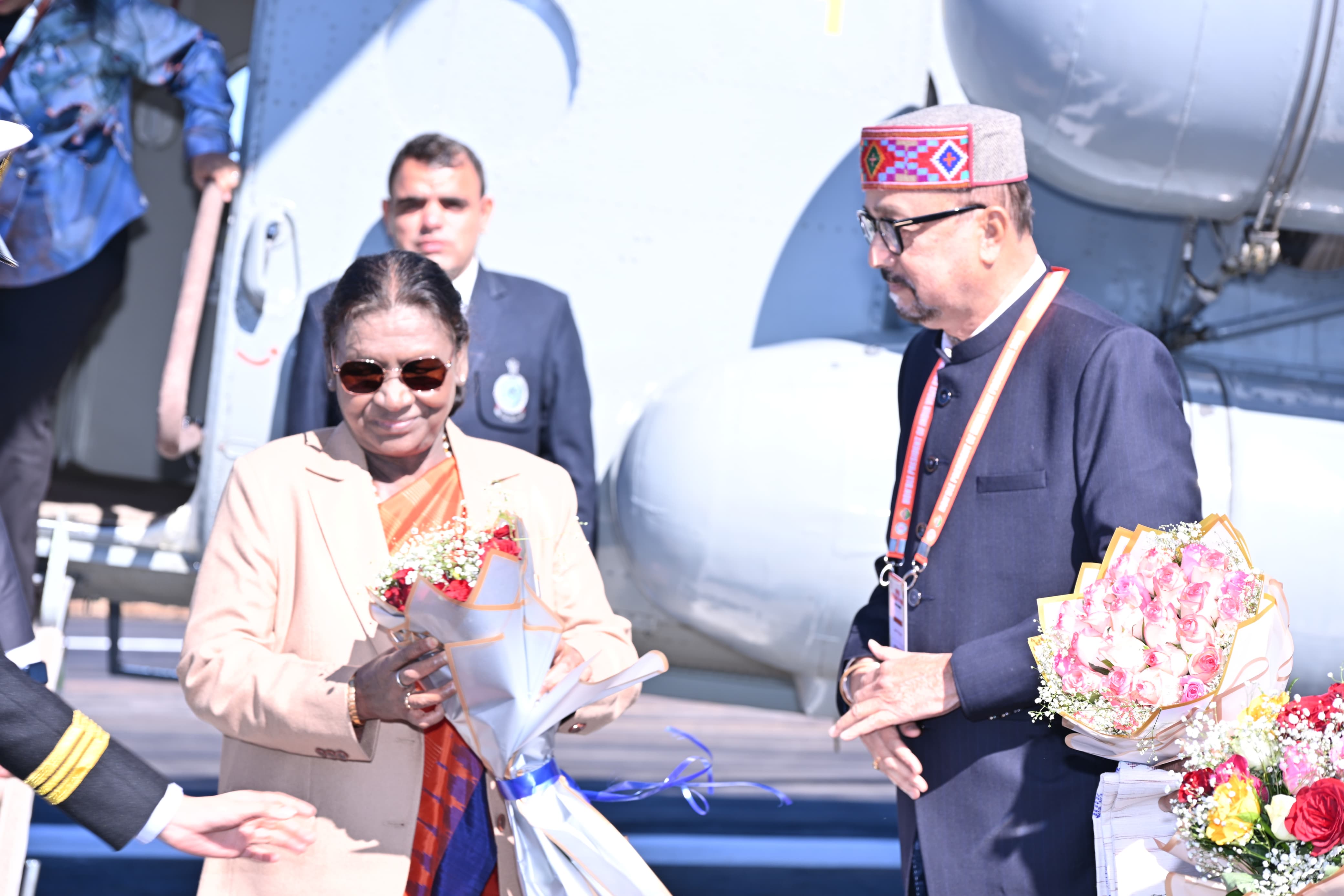 राष्ट्रपति श्रीमती द्रौपदी मुर्मू का आगडीह हवाई पट्टी आगमन पर हुआ आत्मीय स्वागत