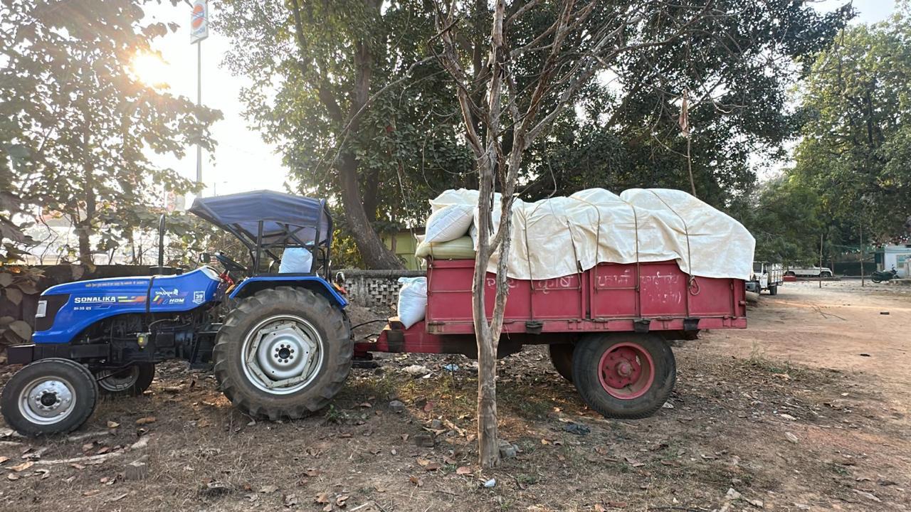 जशपुर में अवैध धान परिवहन पर पुलिस की बड़ी कार्रवाई, ट्रैक्टर से 30 क्विंटल धान जब्त,अब तक 1930 क्विंटल जब्त