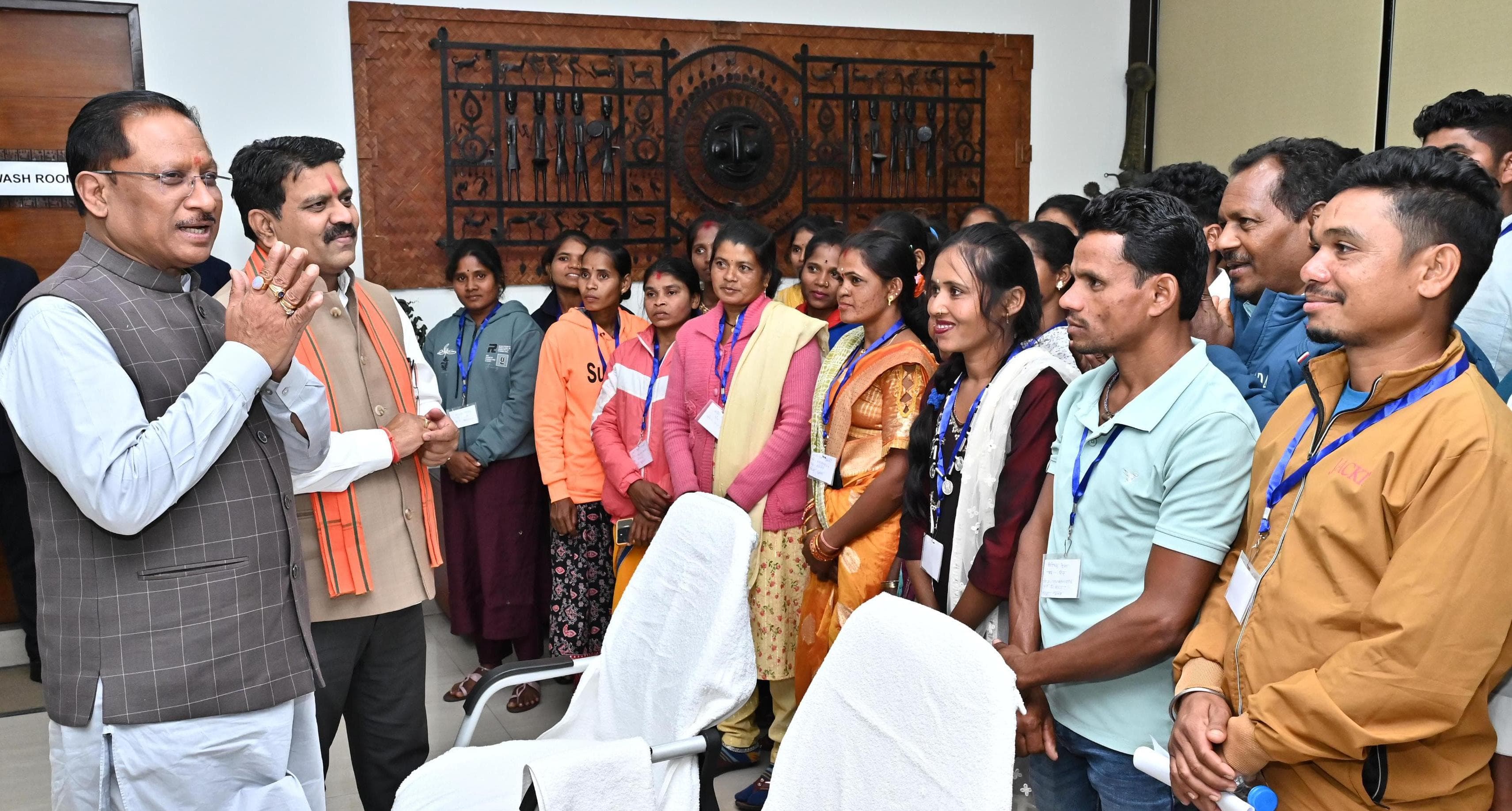 बस्तर अंचल का सर्वांगीण विकास सुनिश्चित करने के लिए सरकार प्रतिबद्ध : मुख्यमंत्री श्री विष्णु देव साय,मुख्यमंत्री श्री साय ने सुकमा जिले के पंचायत प्रतिनिधियों से की आत्मीय मुलाकात