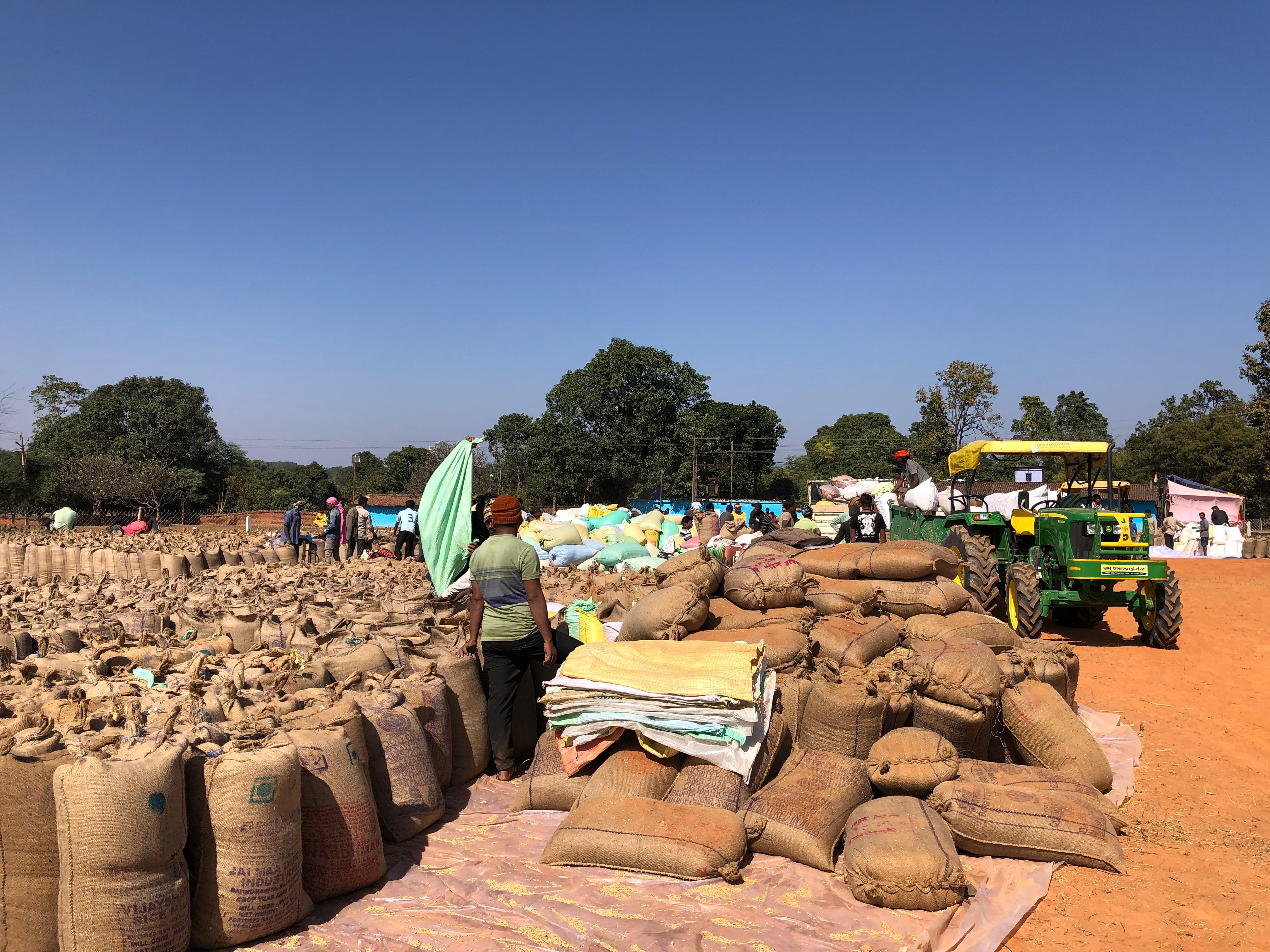 धान खरीदी केन्द्र में किसानों के लिए की गई पूरी व्यवस्था,किसानों को मिल रही बेहतर सुविधाएं