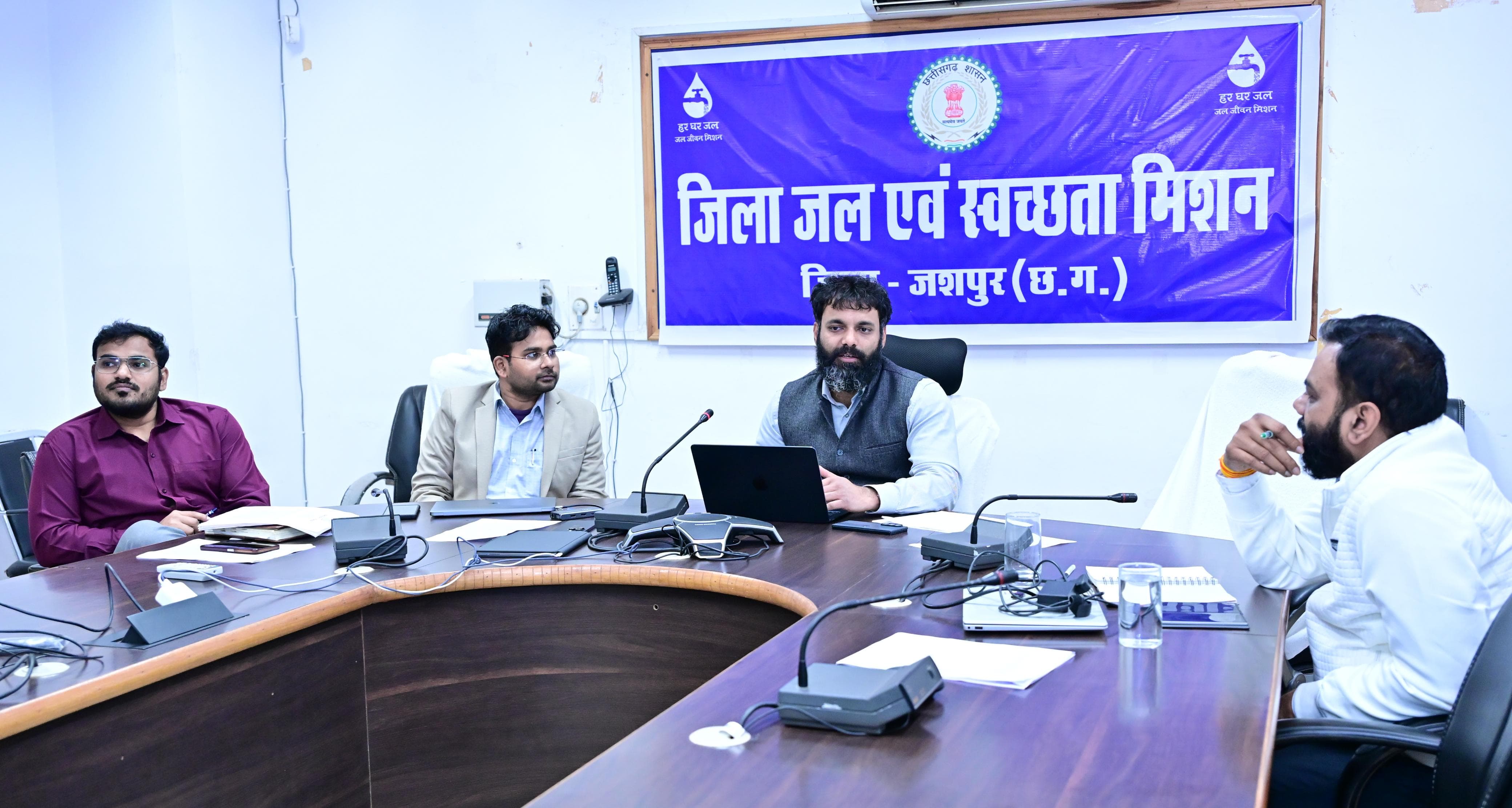 निर्माण कार्यों को समय सीमा में करे पूर्ण &mdash; कलेक्टर श्री रोहित व्यास,सीजीएमएससी व हाउसिंग बोर्ड के कार्यों की हुई सघन समीक्षा