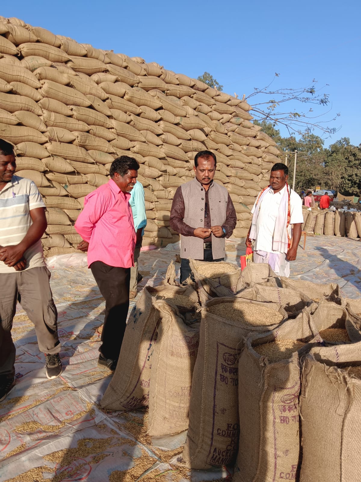 किसानों से सीधा संवाद कर जानी जमीनी हकीकत: जिला पंचायत अध्यक्ष सालिक साय का इस धान खरीदी केंद्र में औचक निरीक्षण, पारदर्शी व्यवस्था पर जोर एवं व्यवस्थाओं में सुधार के दिए सख्त निर्देश