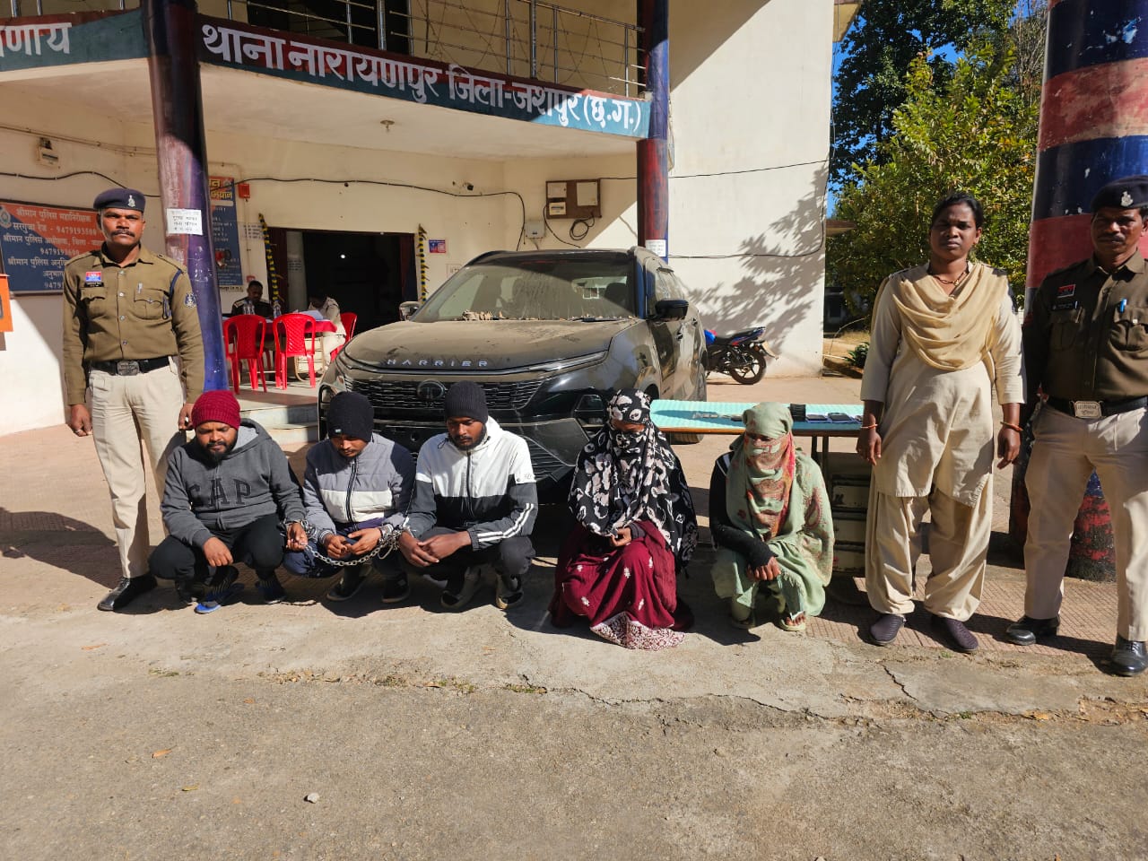 आईफोन के लालच में भतीजी बनी घर की चोर, 51 लाख की सनसनीखेज चोरी का जशपुर पुलिस ने किया पर्दाफाश,रांची के होटल से प्रेमी युगल गिरफ्तार, रायपुर में उड़ाए लाखों, उड़ीसा में बेचा सोना &mdash; पांच आरोपी सलाखों के पीछे