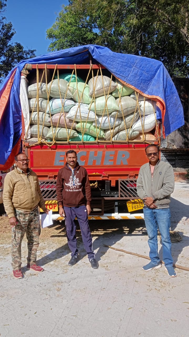झारखंड से जशपुर लाया जा रहा अवैध धान जशपुर पुलिस की घेराबंदी में पकड़ा गया, ट्रक और दो पिकअप से 149 क्विंटल धान जप्त, करीब साढ़े तीन लाख रुपये की अवैध खेप जिला प्रशासन को सौंपी गई
