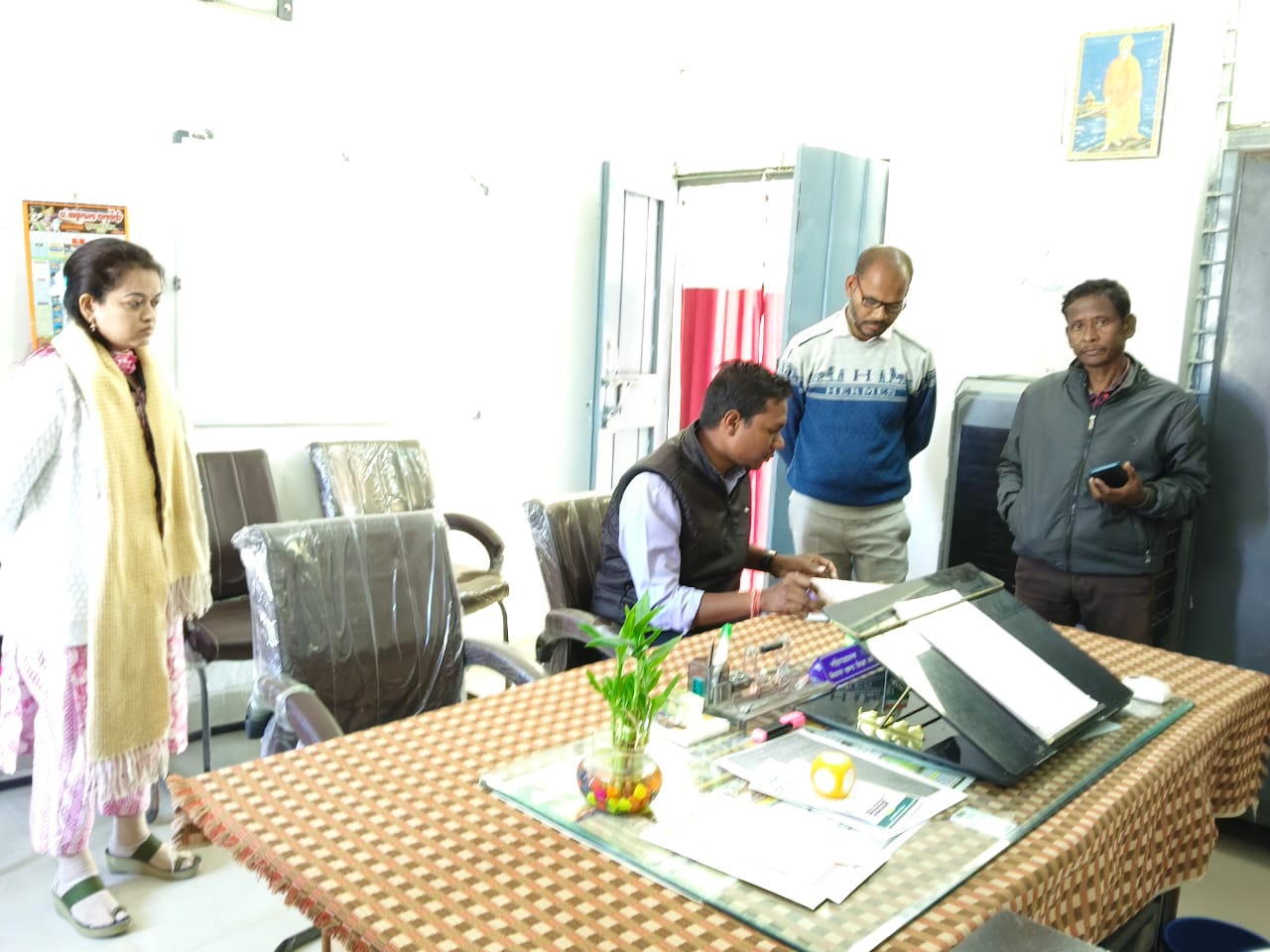 लापरवाही पर अब नहीं चलेगी ढिलाई: कलेक्टर व्यास के निर्देश पर जिला प्रशासन का बड़ा एक्शन, अनुपस्थित कर्मचारियों को मिलेगा नोटिस