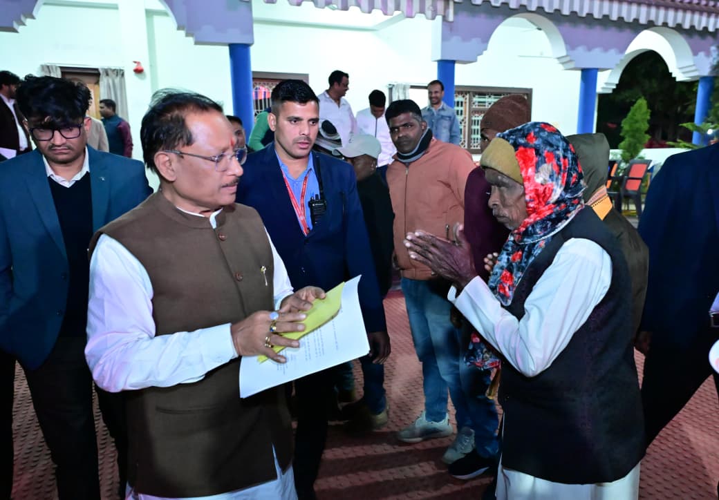 मुख्यमंत्री श्री साय ने बगिया में जनदर्शन में सुनी आमजनों की समस्याएं,आवेदनों का गंभीरता से निराकरण करने के दिए निर्देश