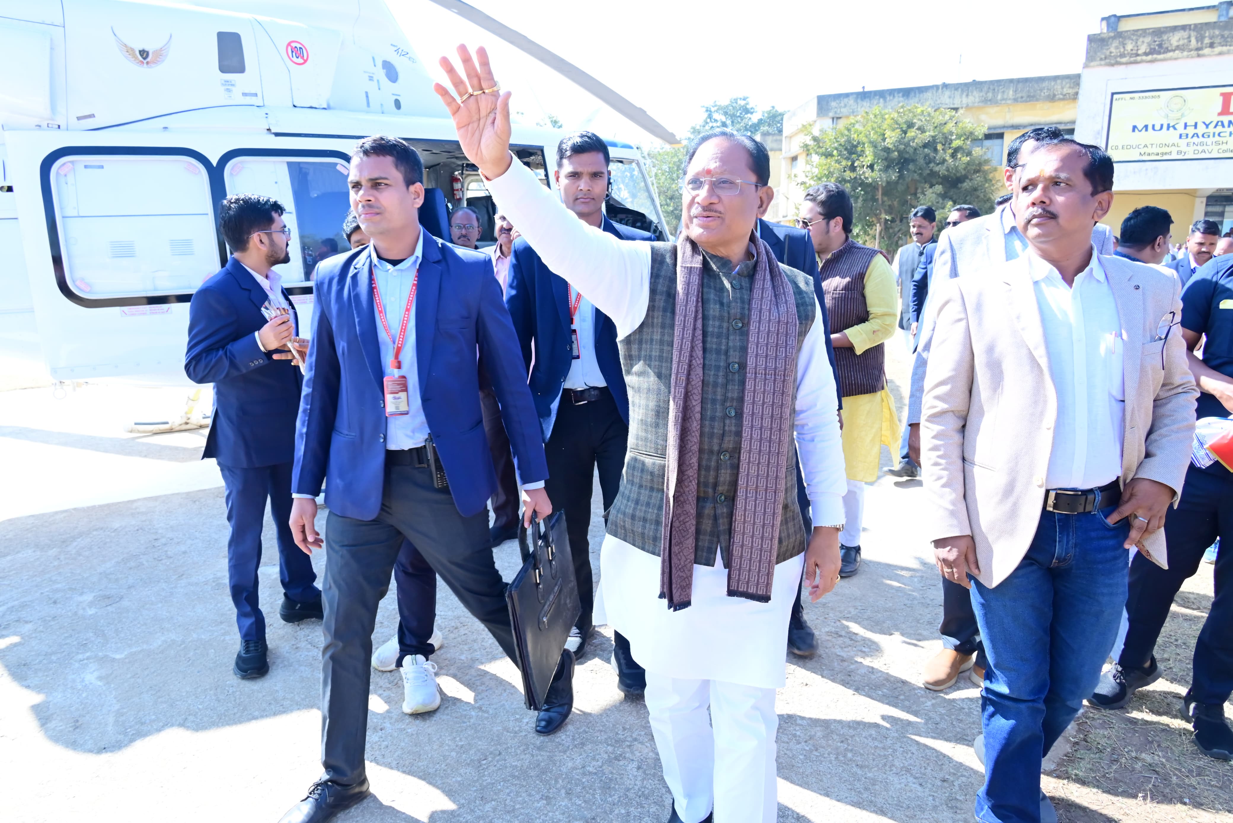 मुख्यमंत्री श्री विष्णुदेव साय बगीचा पहुंचे,हेलीपैड पर हुआ आत्मीय स्वागत