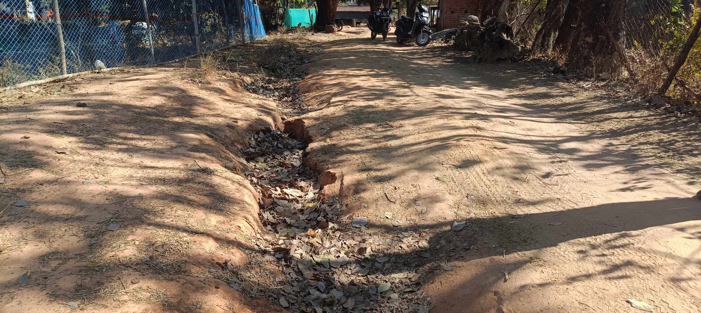 15 वर्षों से बदहाली की सजा भुगत रहे घटमुंडा पंचायत के ग्रामीण,पंचायती चुनावी वादों की धूल में दब गई महुवाढाबा से बैगाटोली तक की ग्रामीण सड़क, पंचायत की उदासीनता पर फूटा ग्रामीणों का गुस्सा