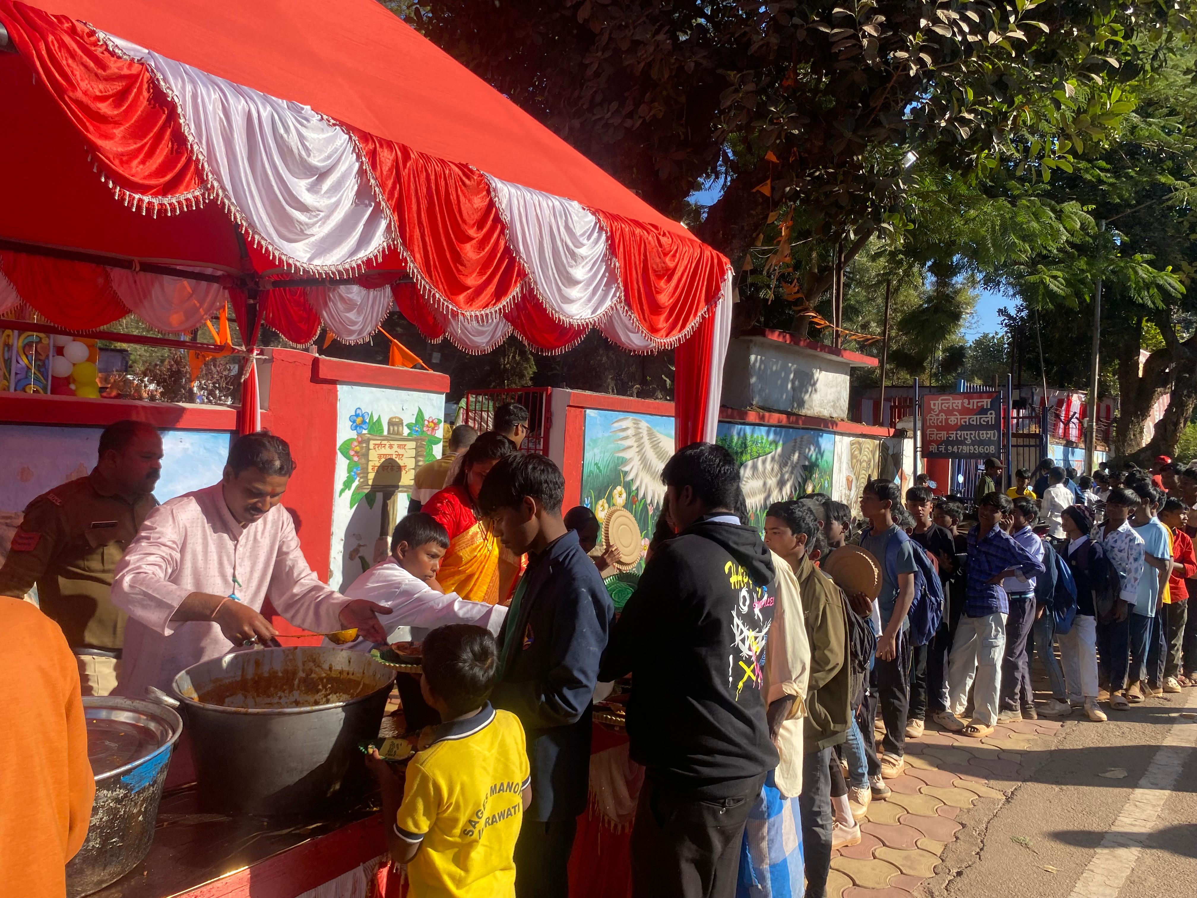 मंत्रोच्चार, भक्ति संगीत और विशाल भंडारे के साथ श्रीहनुमान मंदिर का दूसरा स्थापना दिवस श्रद्धा और उल्लास के साथ मनाया गया,कड़ाके की ठंड में भी नहीं डगमगाई आस्था, हवन-पूजन और भजन-कीर्तन से भक्तिमय हुआ जशपुर