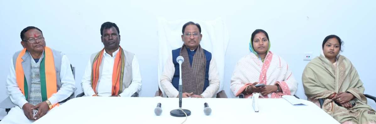 सरकार की योजनाएं सिर्फ फाइलों में नहीं, गांव-गांव तक दिखें: सूरजपुर समीक्षा बैठक में मुख्यमंत्री विष्णु देव साय ने अधिकारियों को दिलाई जिम्मेदारी की याद&rdquo;