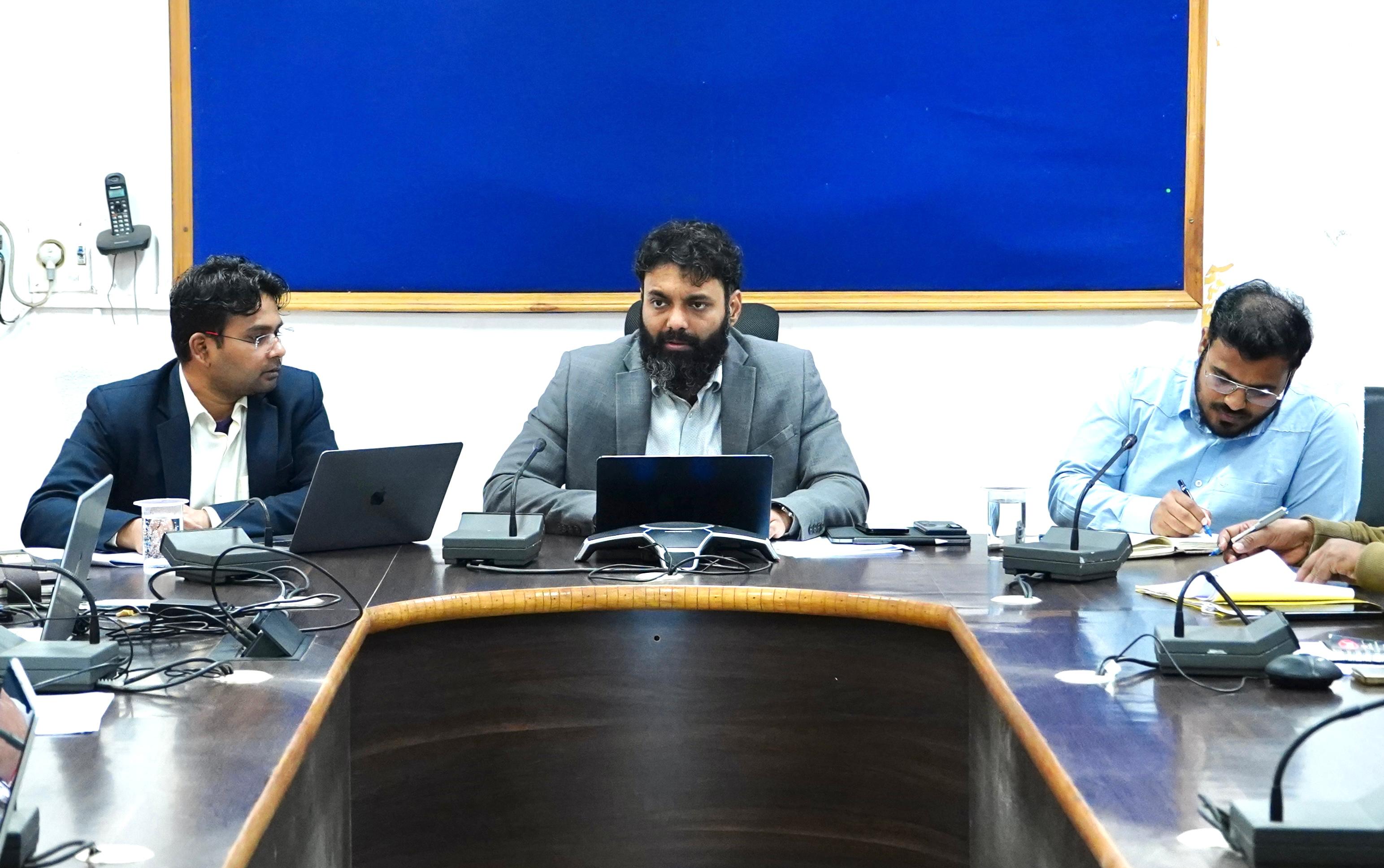 दूरस्थ क्षेत्रों में सतत् रूप से भ्रमण कर शासकीय योजनाओं का लाभ दिलाने सक्रिय रूप से करें कार्य : कलेक्टर श्री व्यास